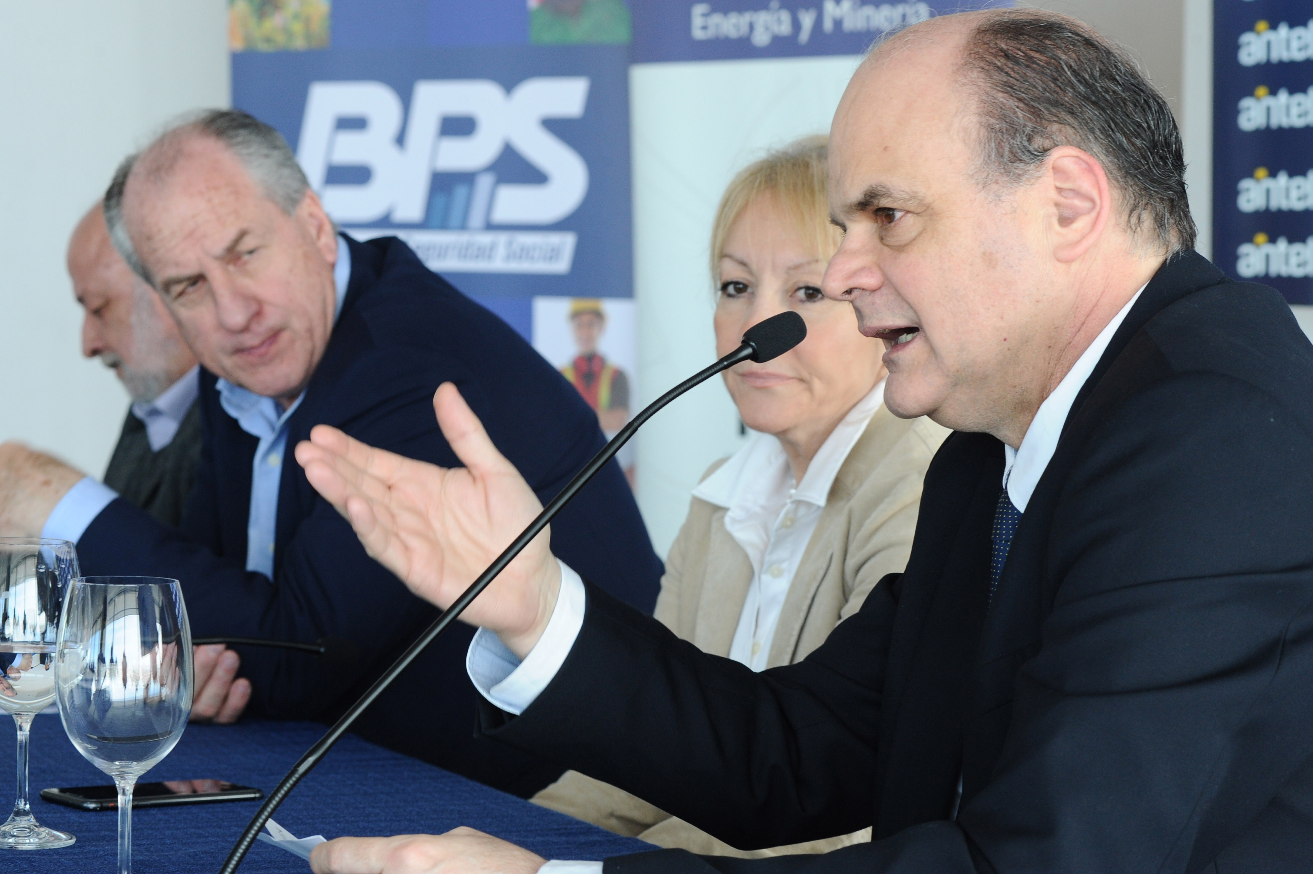 Heber Galli, Ernesto Murro, Carolina Cosse y Andrés Tolosa, en la firma de acuerdo