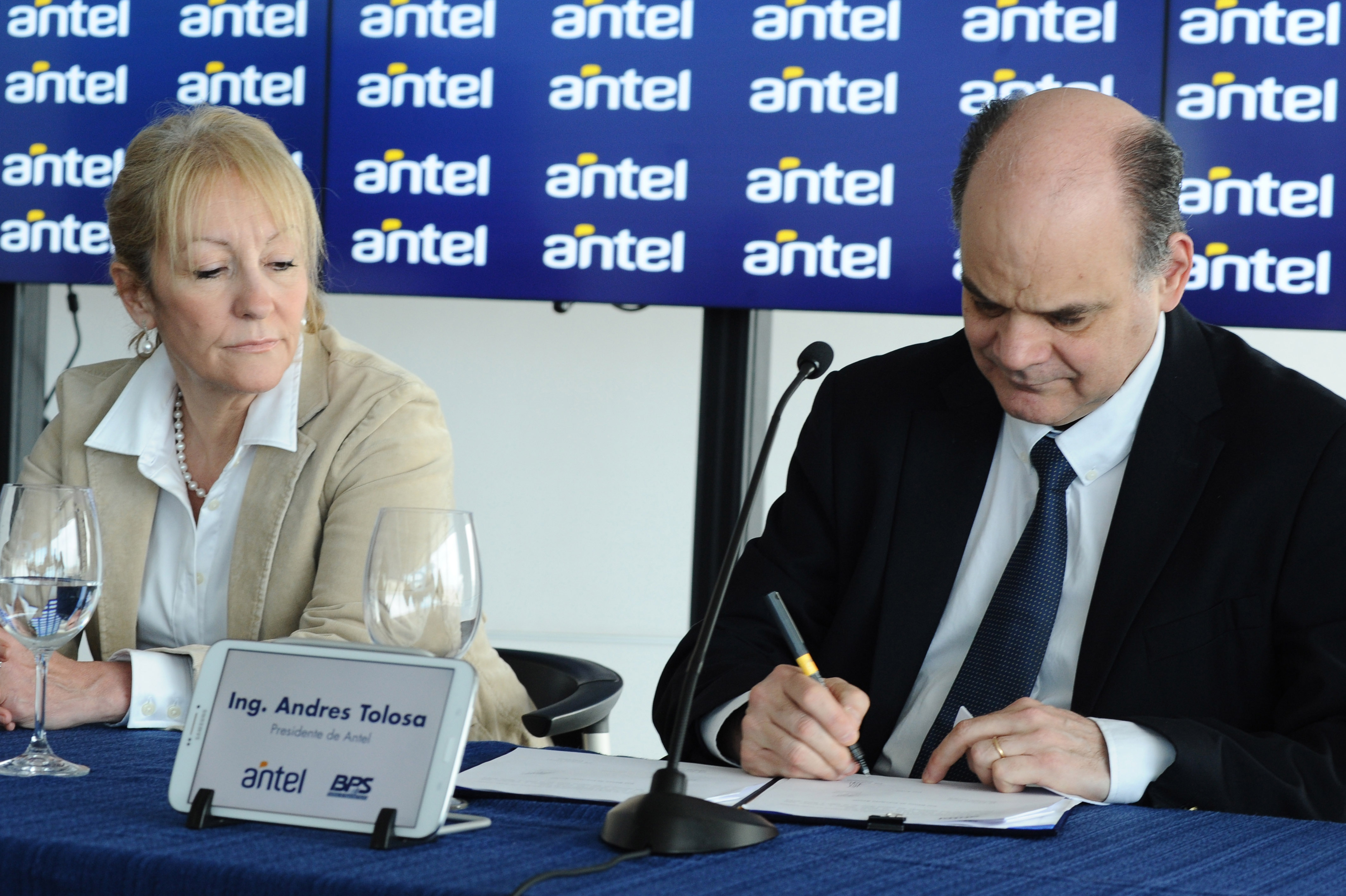 Presidente del Antel, Andrés Tolosa, firma el acuerdo