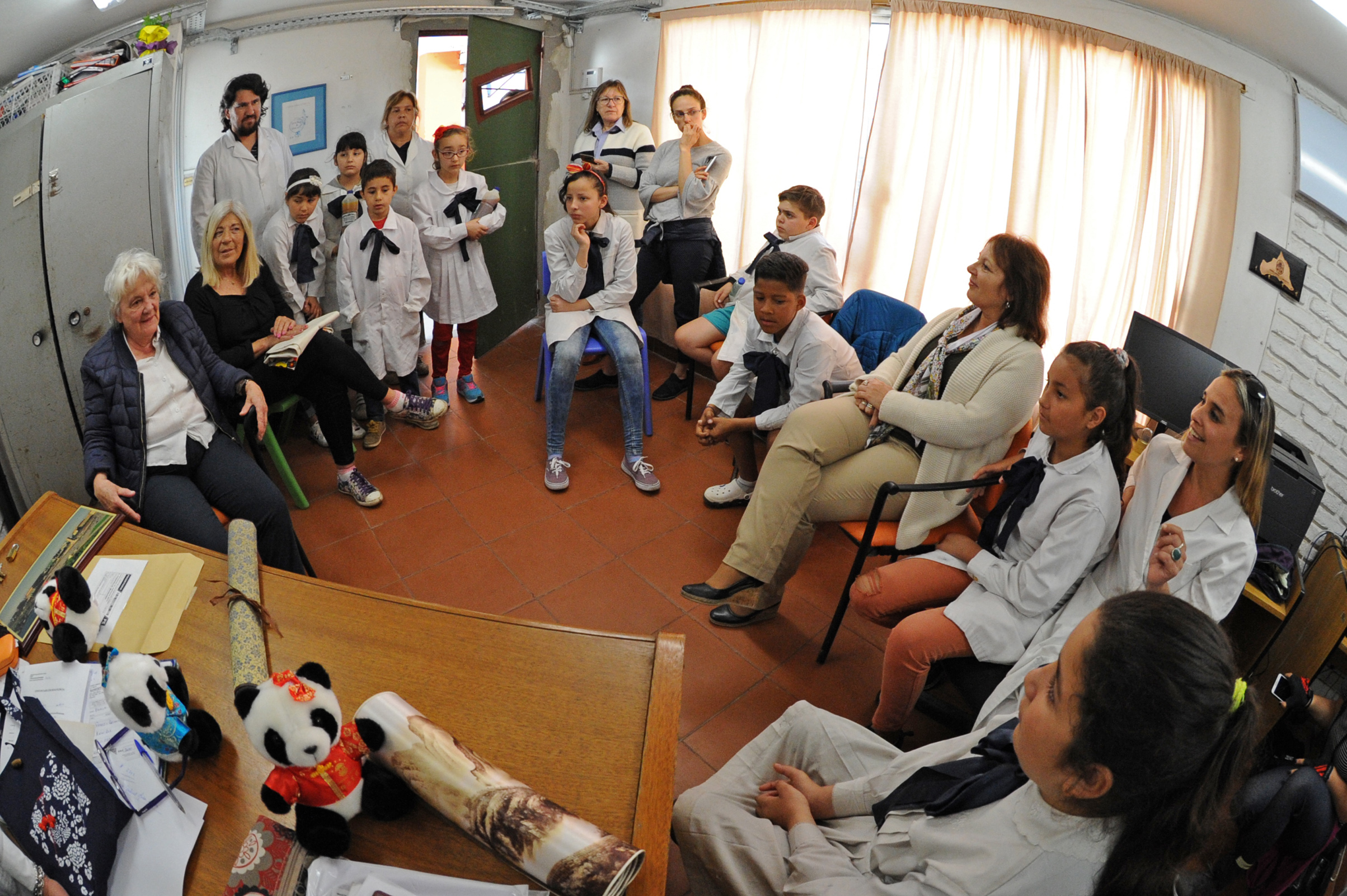 Lucía Topolansky, con niños de escuela n.º 319, de Casavalle