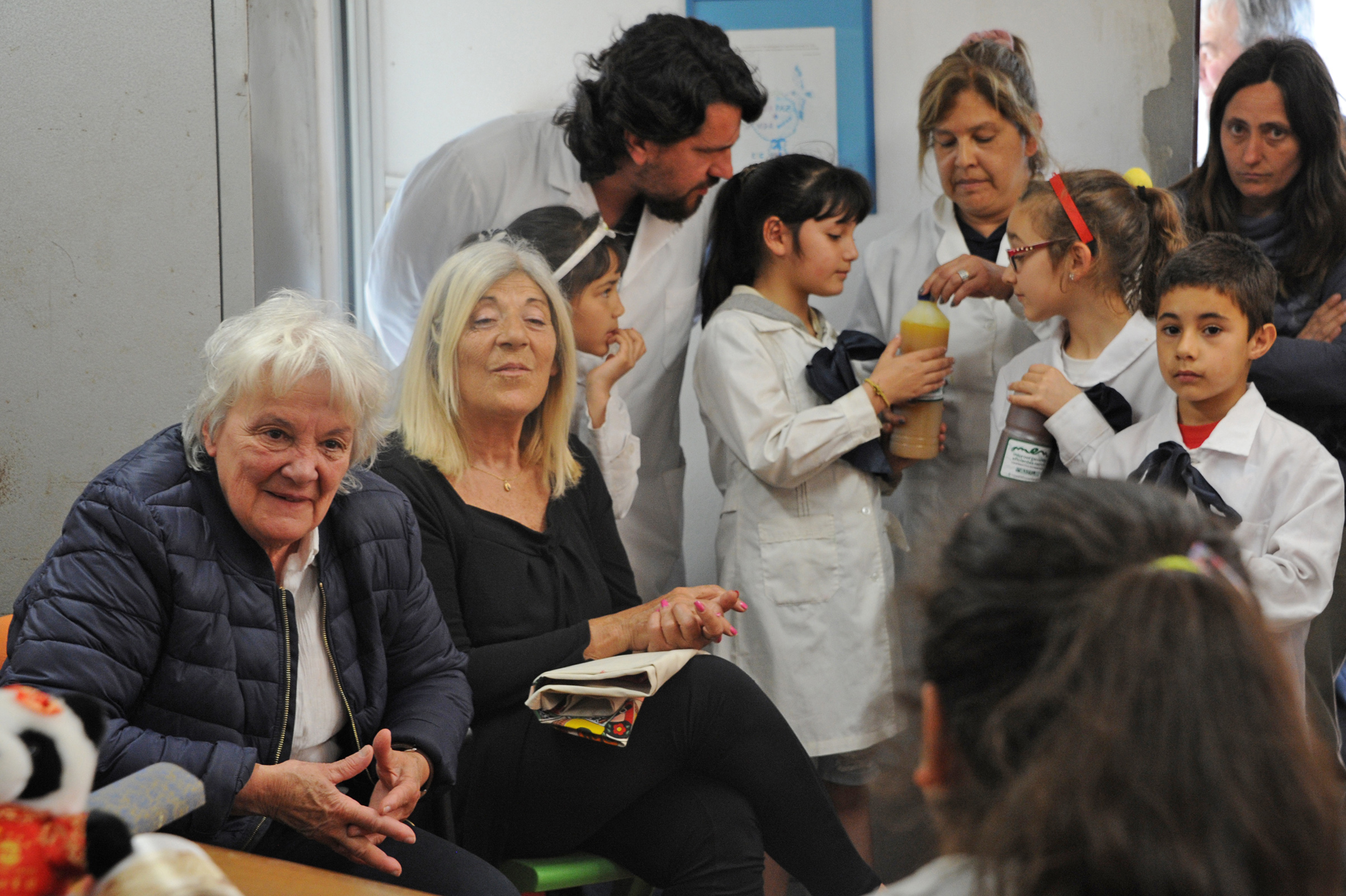Lucía Topolansky, con niños de escuela n.º 319, de Casavalle