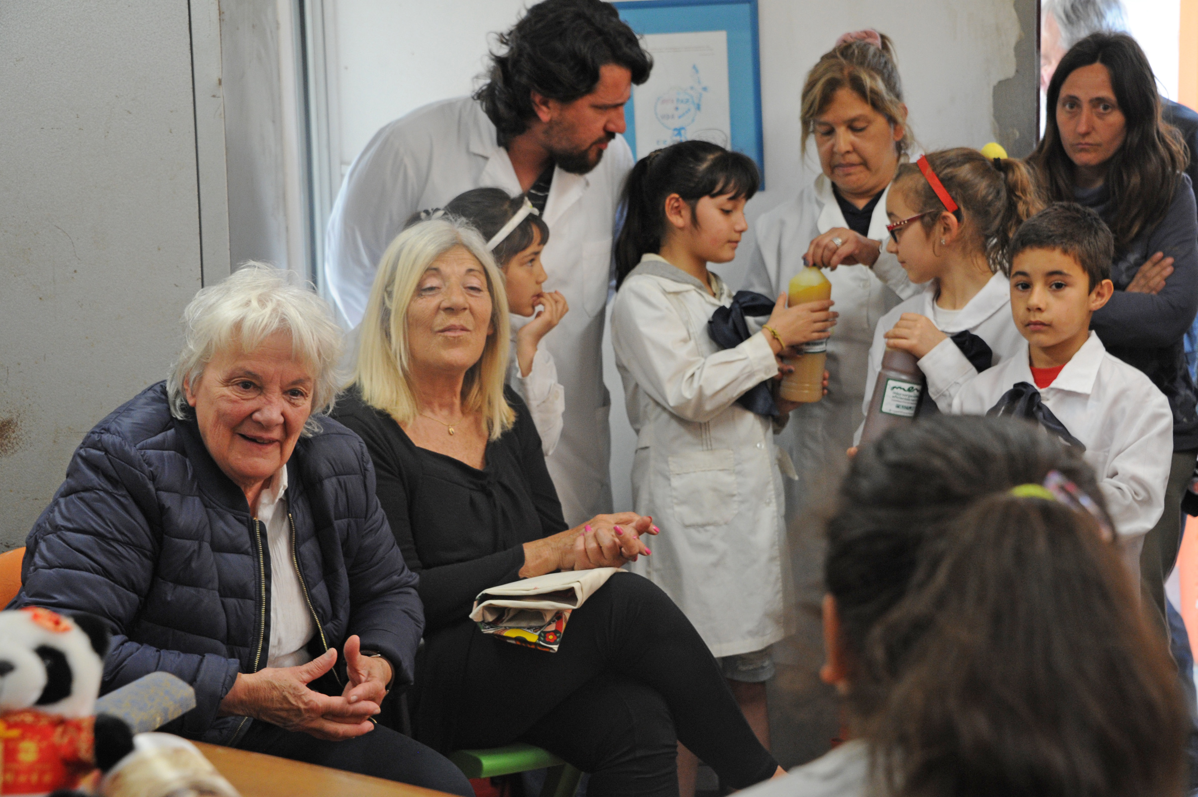 Lucía Topolansky, con niños de escuela n.º 319, de Casavalle