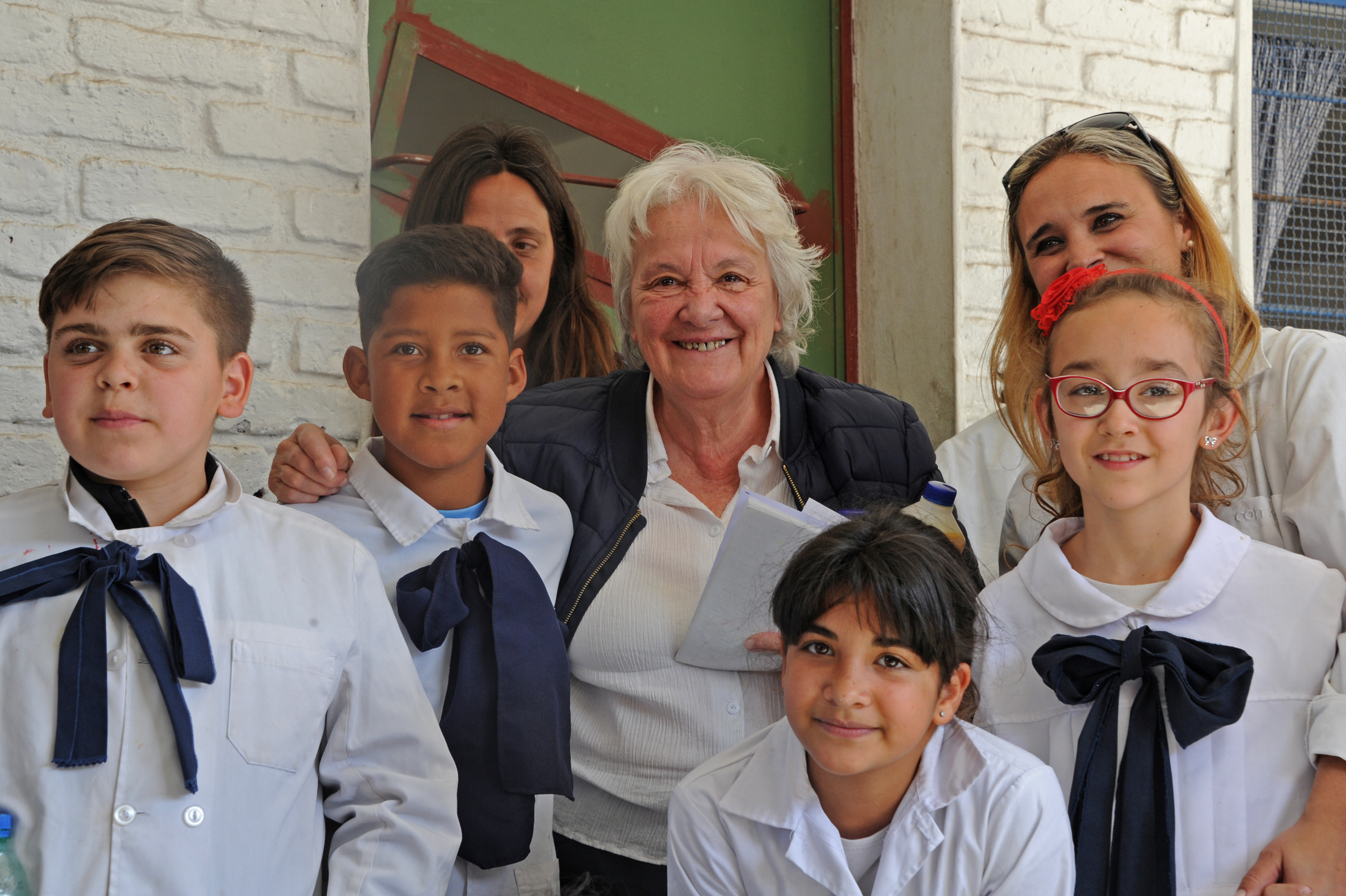 Lucía Topolansky, con niños de escuela n.º 319, de Casavalle