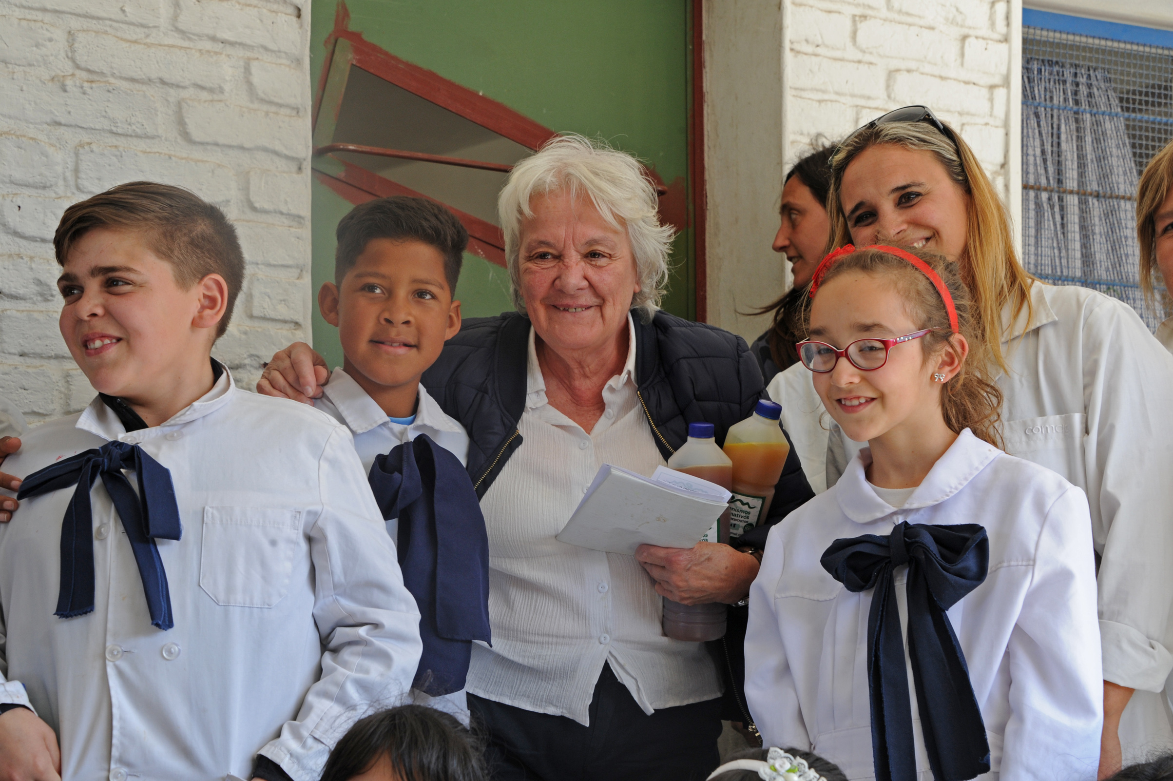 Lucía Topolansky, con niños de escuela n.º 319, de Casavalle