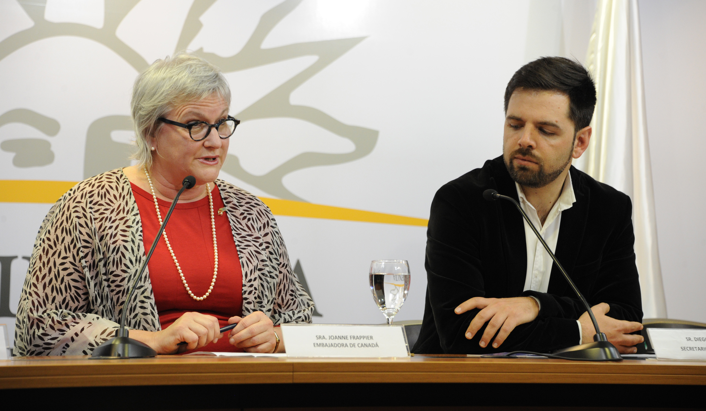 Embajadora de Canadá, Joanne Frappier, dirigiéndose a los presentes