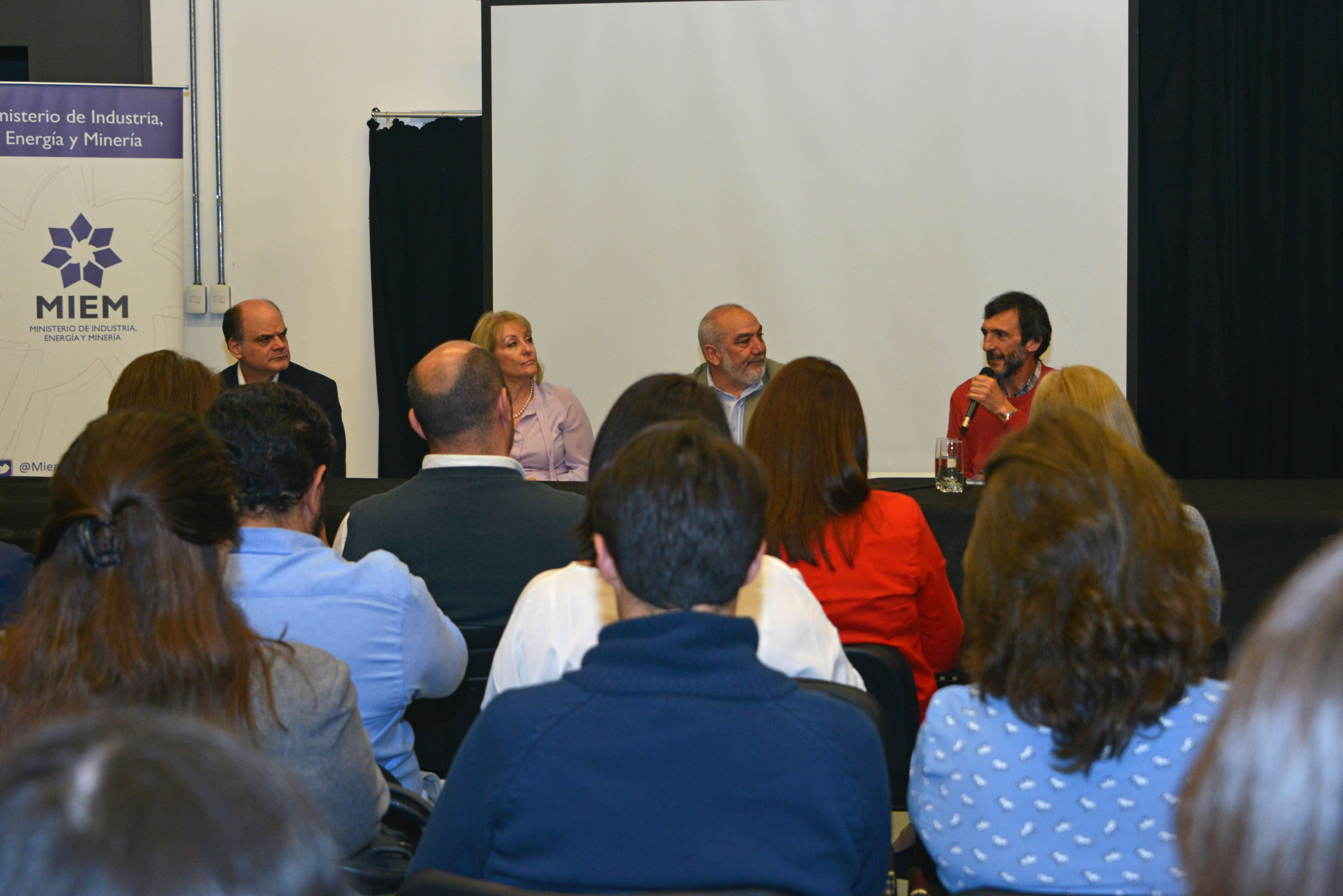 Andrés Tolosa, Carolina Cosse, Wilson Netto y Miguel Venturiello encabezan acto de entrega de equipamiento a UTU