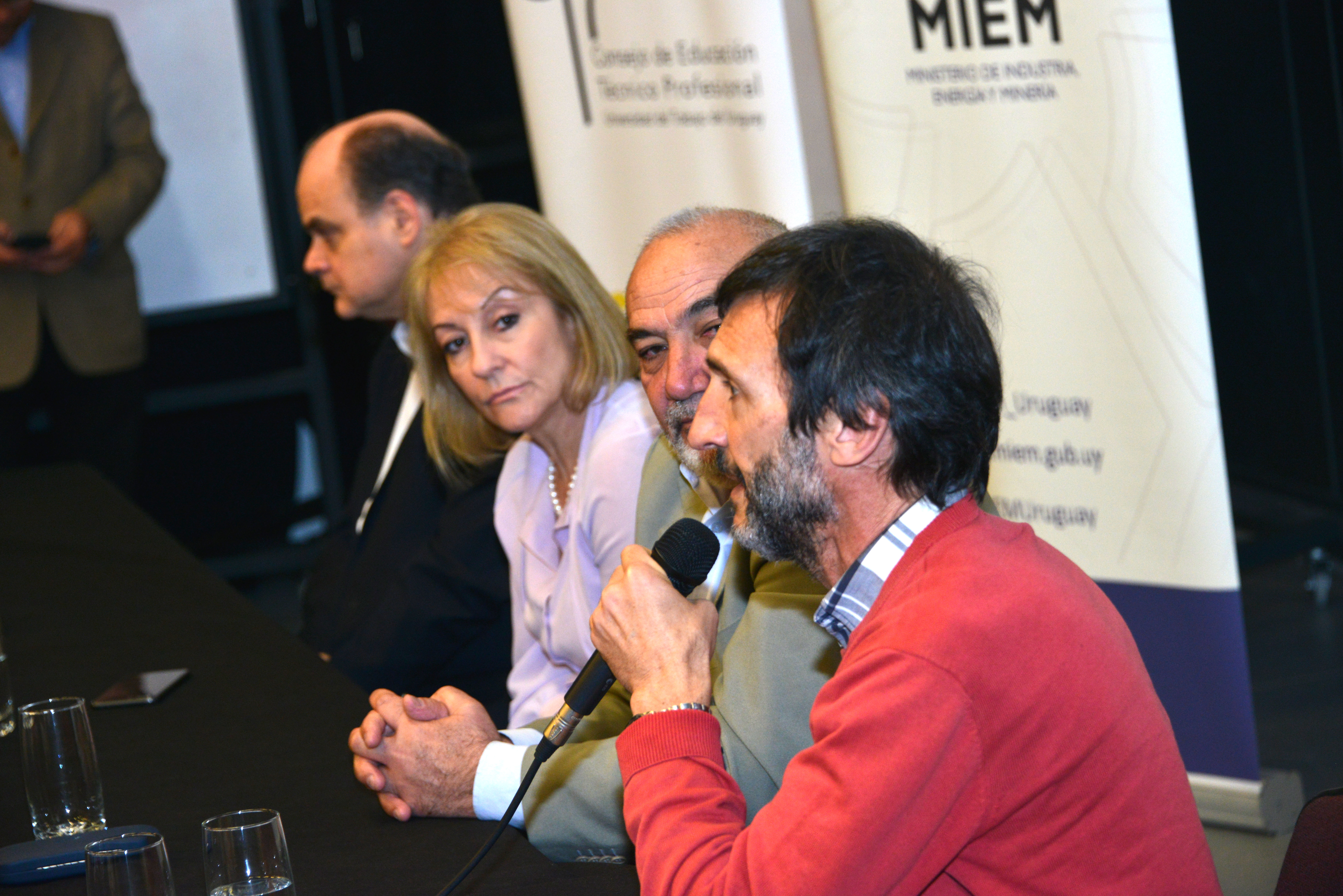 Andrés Tolosa, Carolina Cosse, Wilson Netto y Miguel Venturiello encabezan acto de entrega de equipamiento a UTU