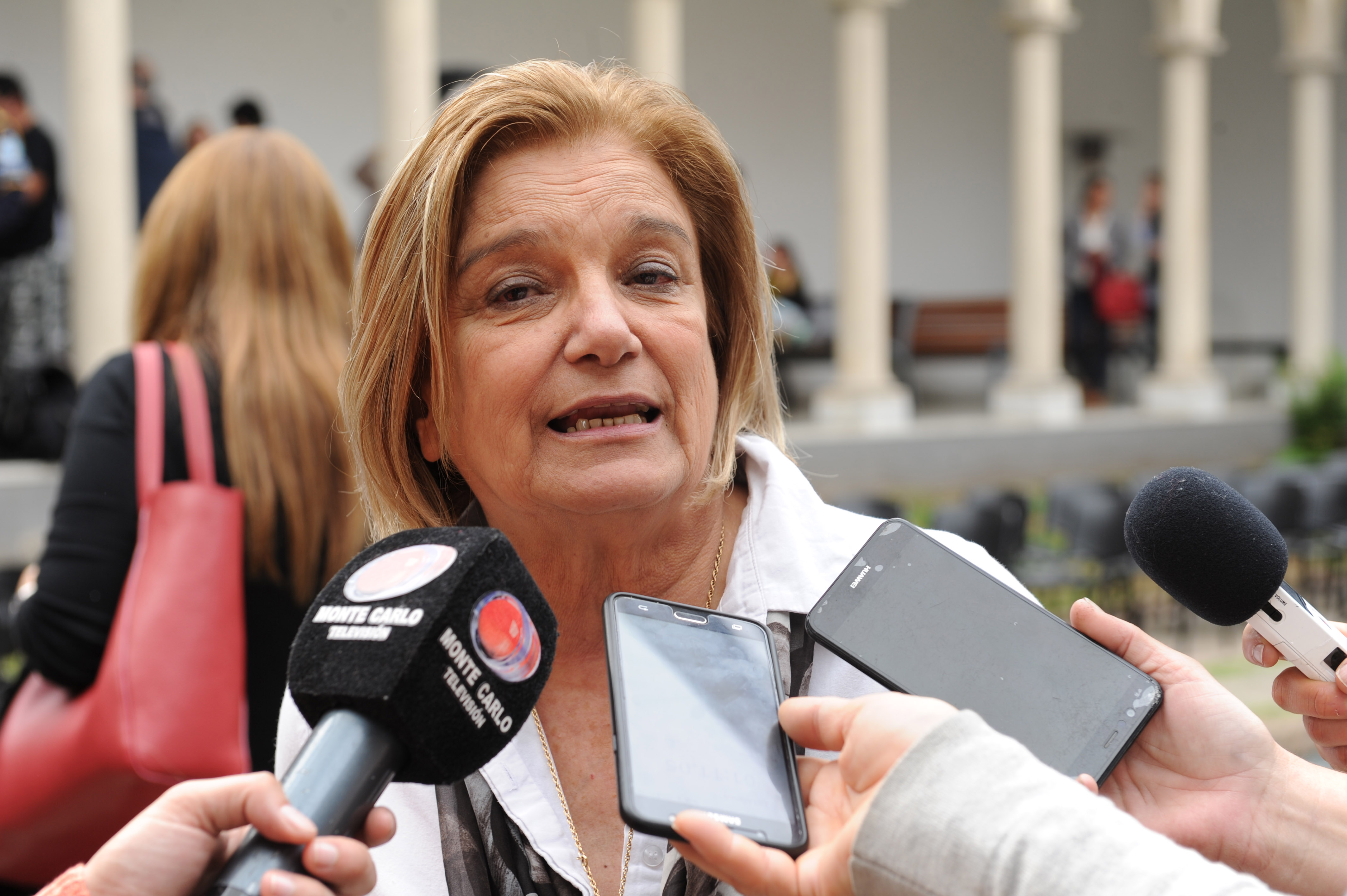 Ministra de Vivienda, Eneida de León