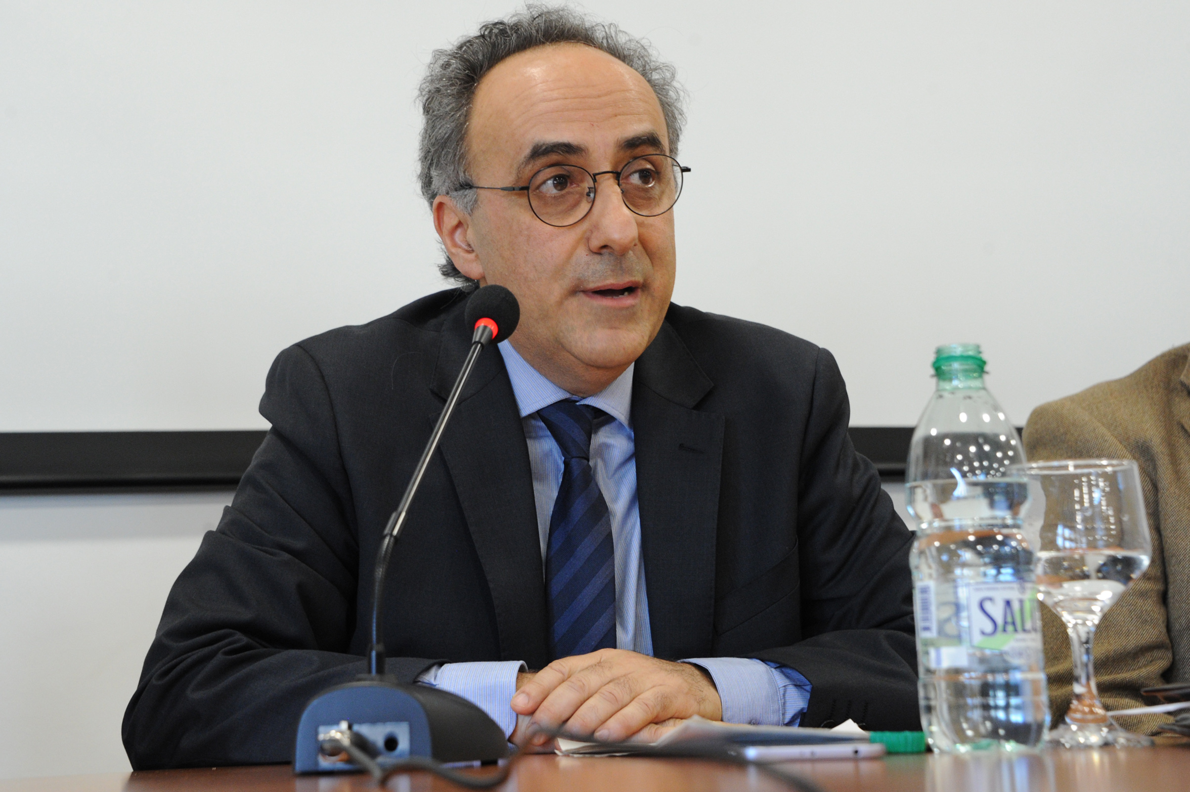 Autor del libro, Hugo Barretto Ghione, dirigiéndose a los presentes