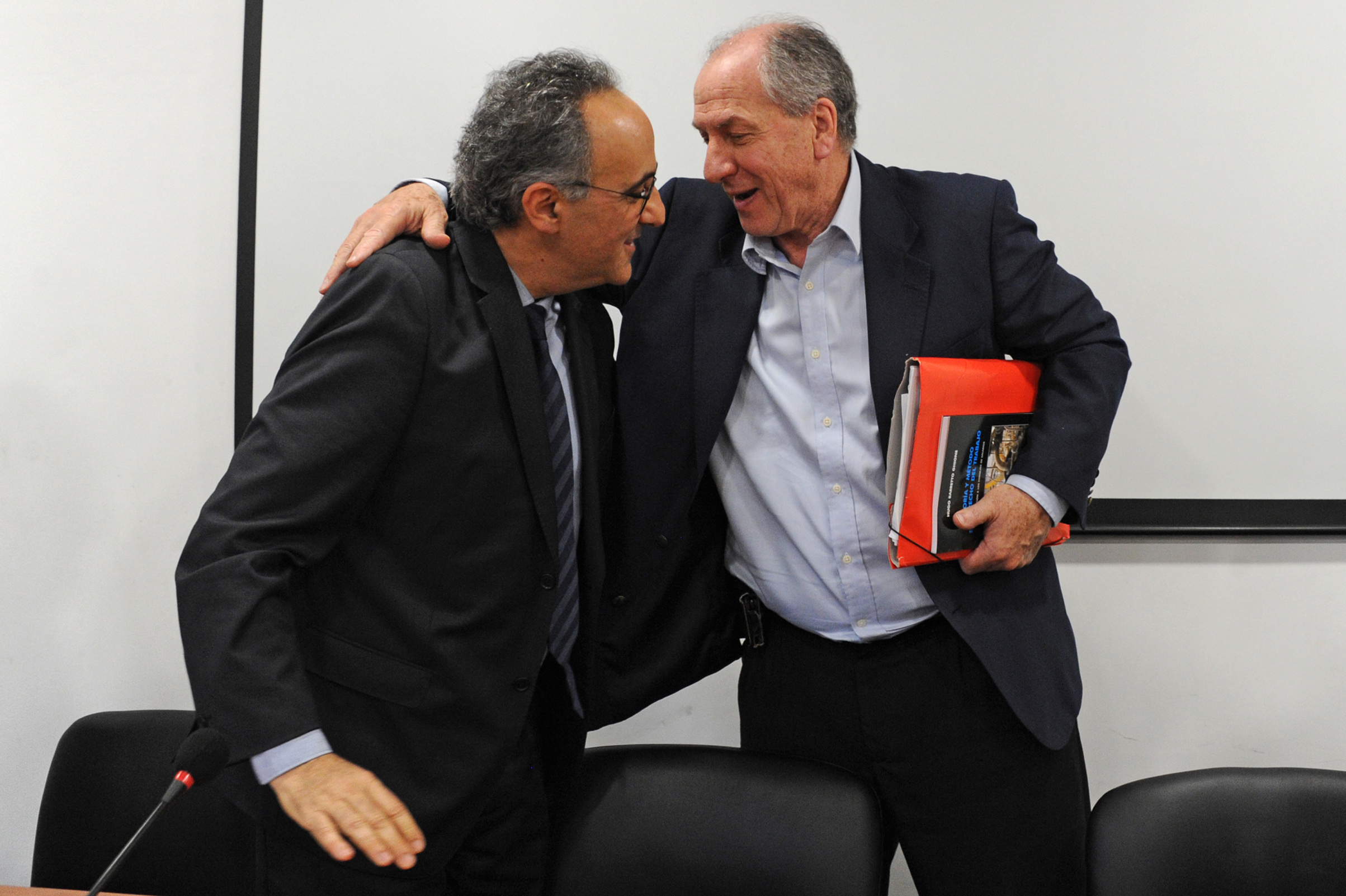 Ministro de Trabajo y Seguridad Social, Ernesto Murro, saluda al autor del libro, Hugo Barretto Ghione
