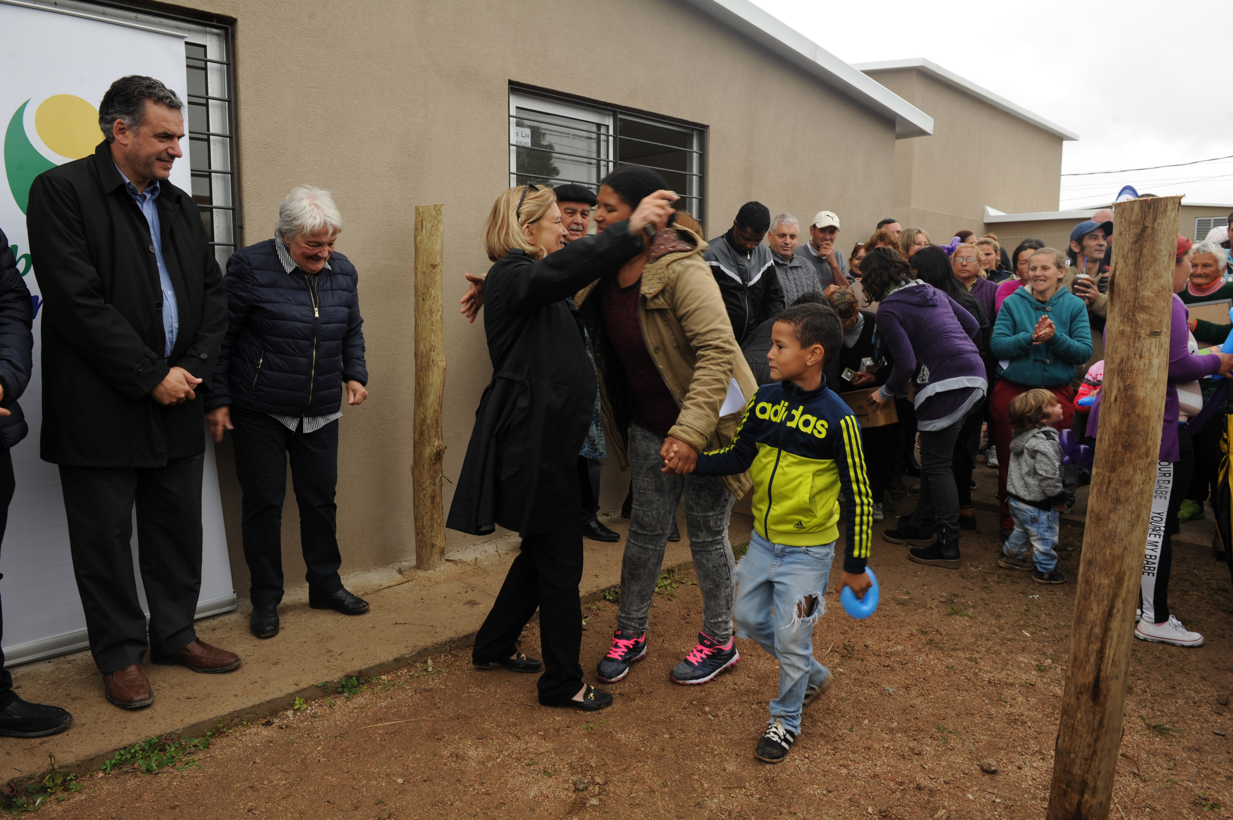 Topolansky participó en entrega de 38 viviendas a familias de Pando