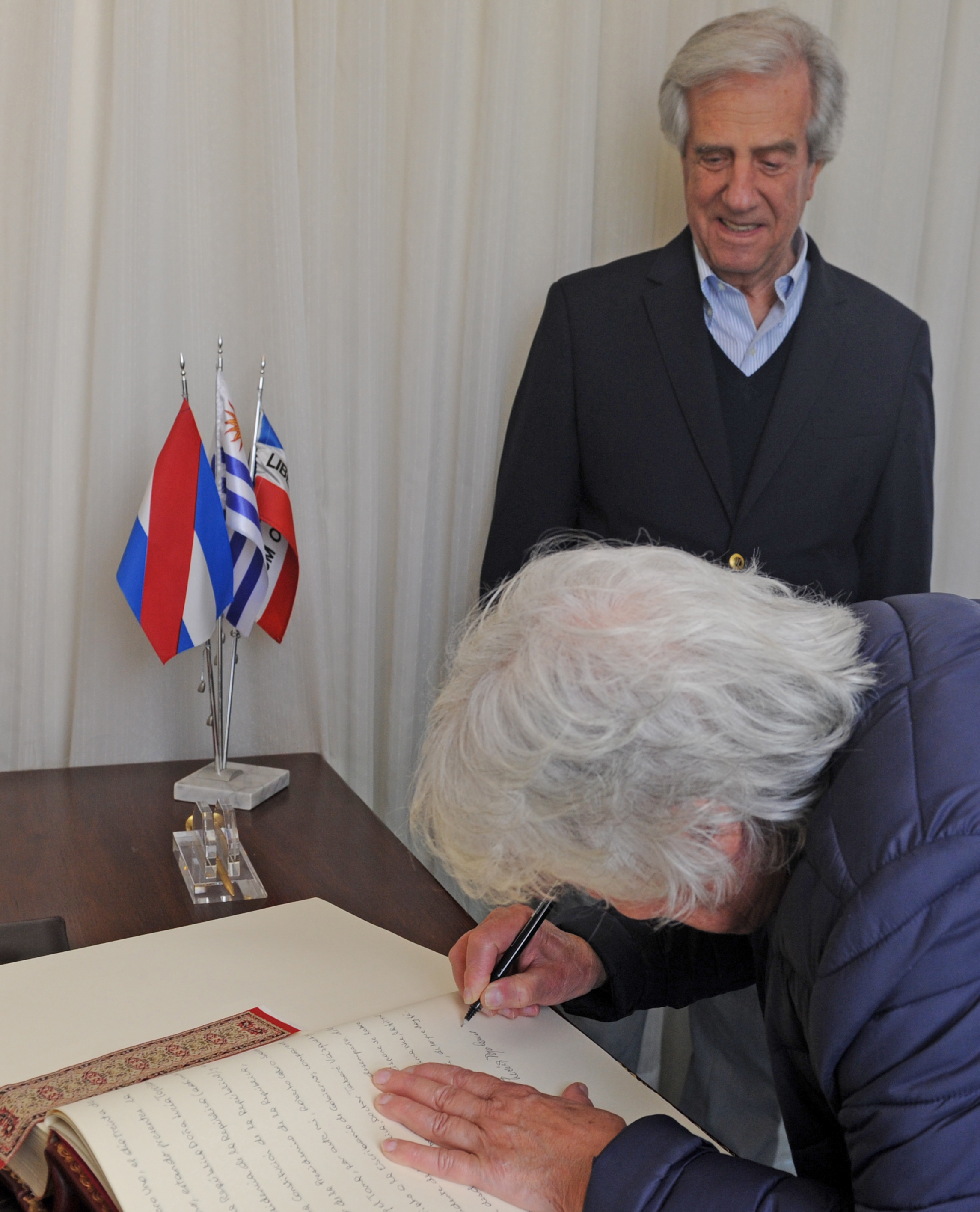 El presidente Tabaré Vázquez y la vicepresidenta Lucía Topolansky firman el cambio de mando