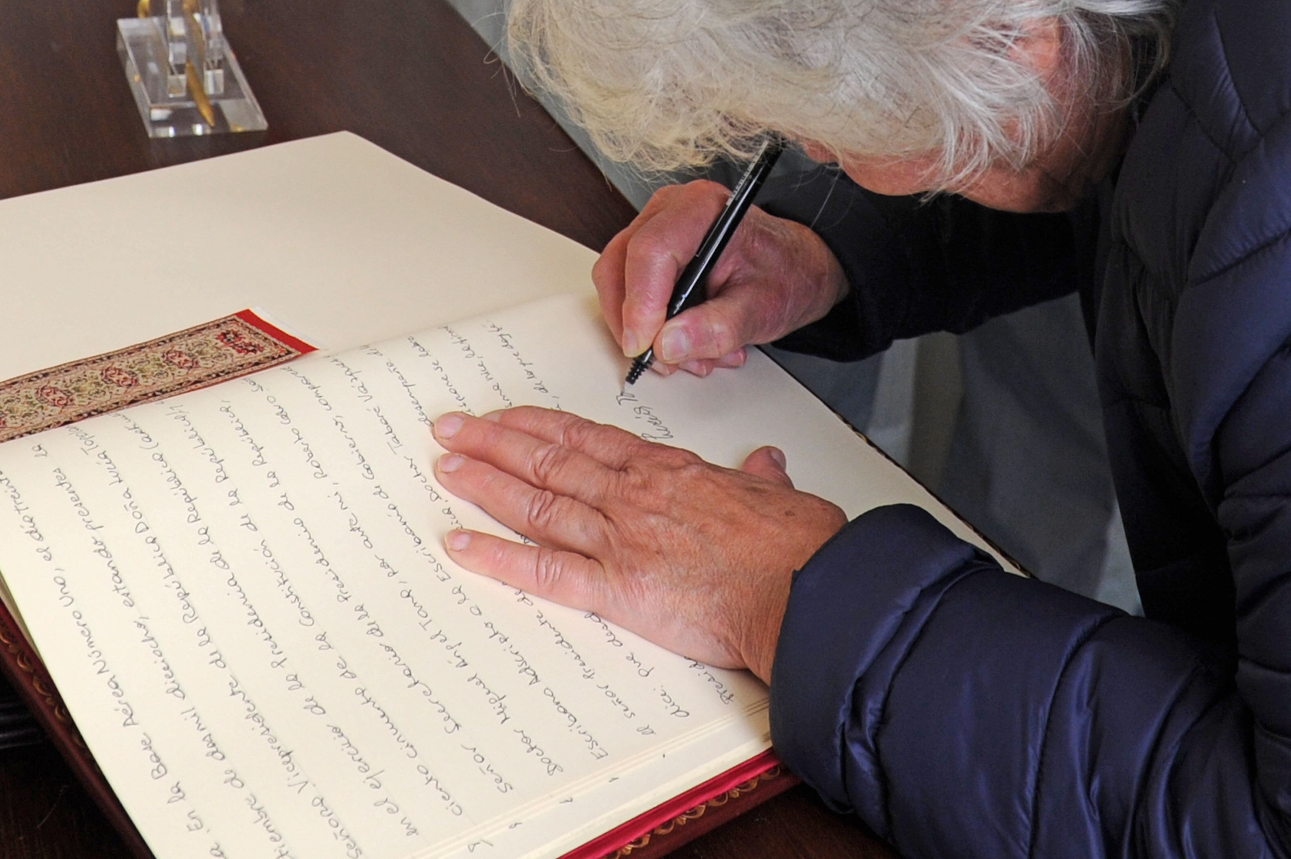 El presidente Tabaré Vázquez y la vicepresidenta Lucía Topolansky firman el cambio de mando