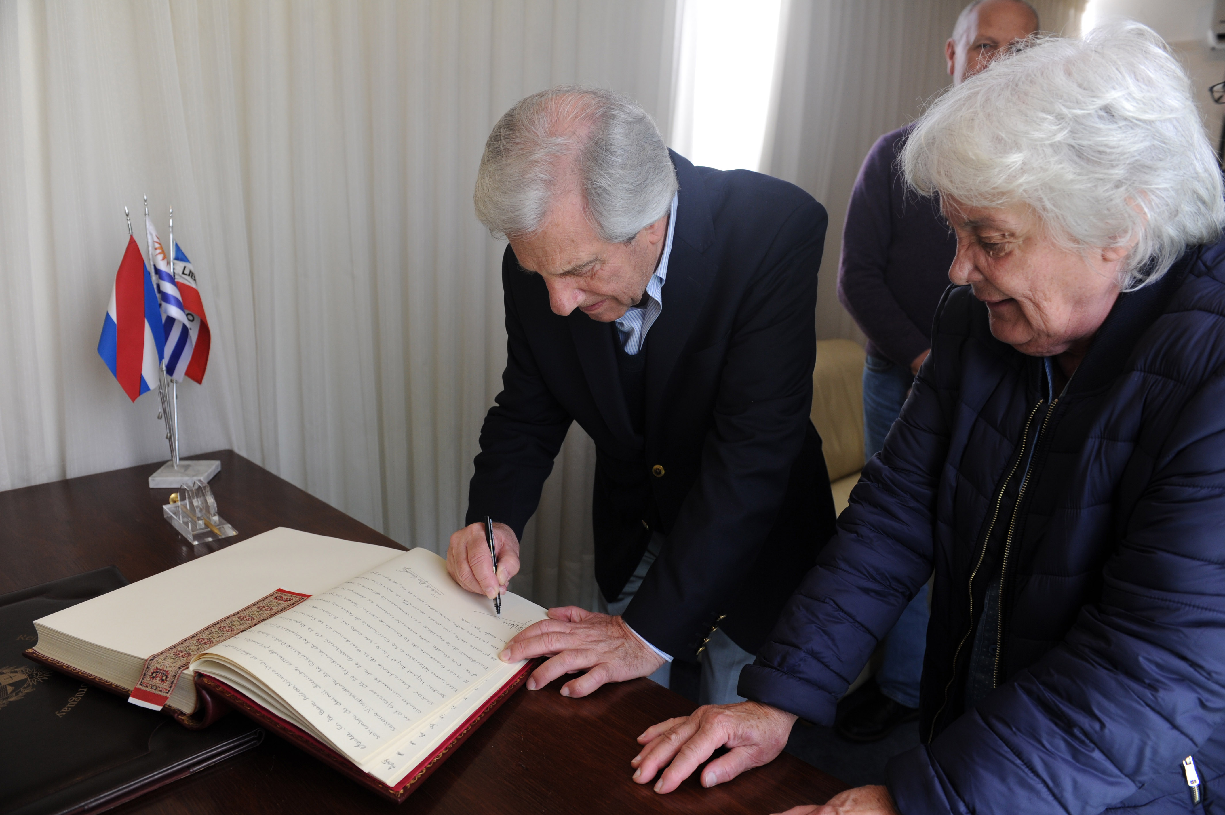 El presidente Tabaré Vázquez y la vicepresidenta Lucía Topolansky firman el cambio de mando