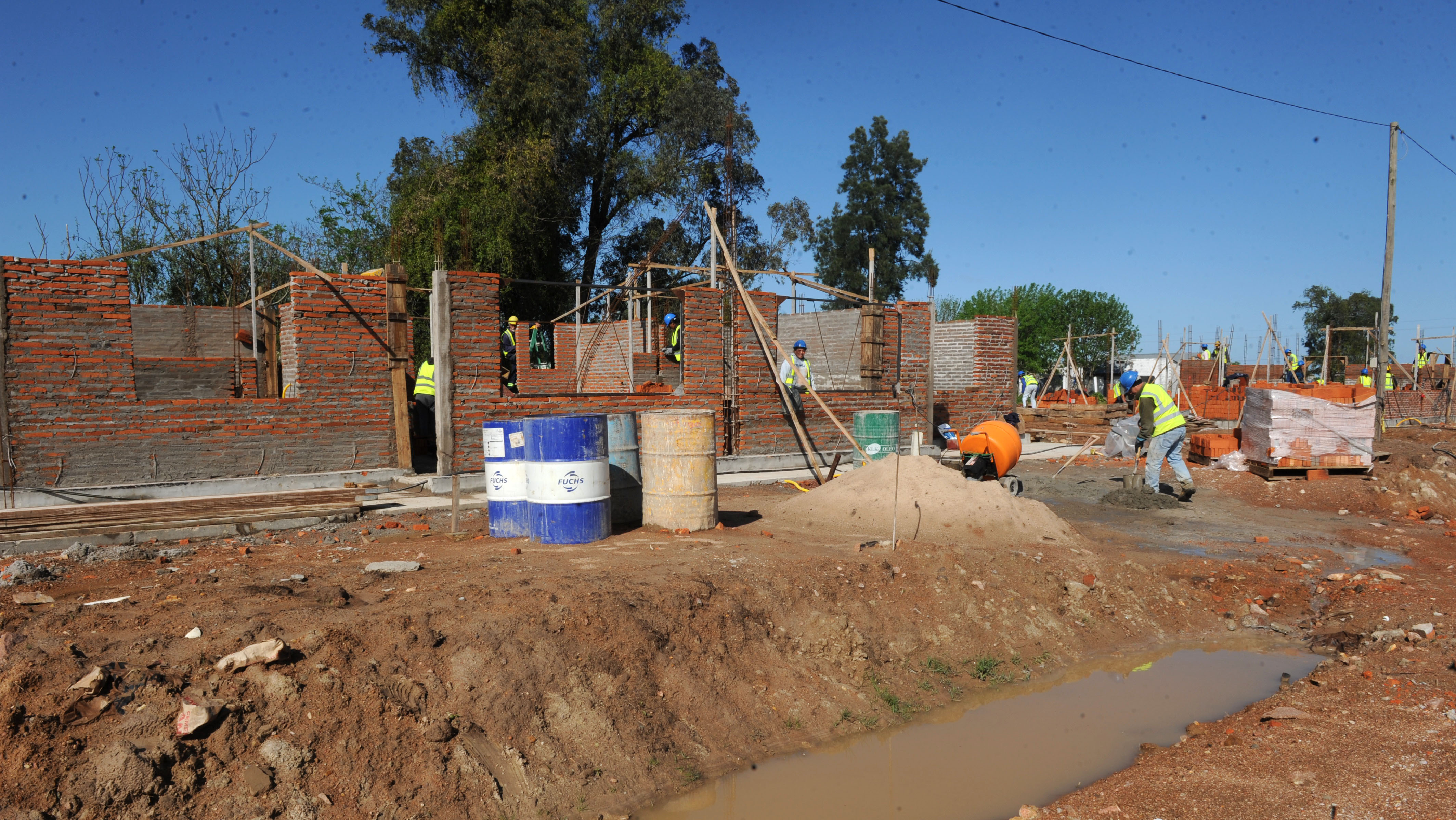 Autoridades de Ministerio de Vivienda recorrieron Isidoro Noblía, cuyos habitantes construyen 96 viviendas