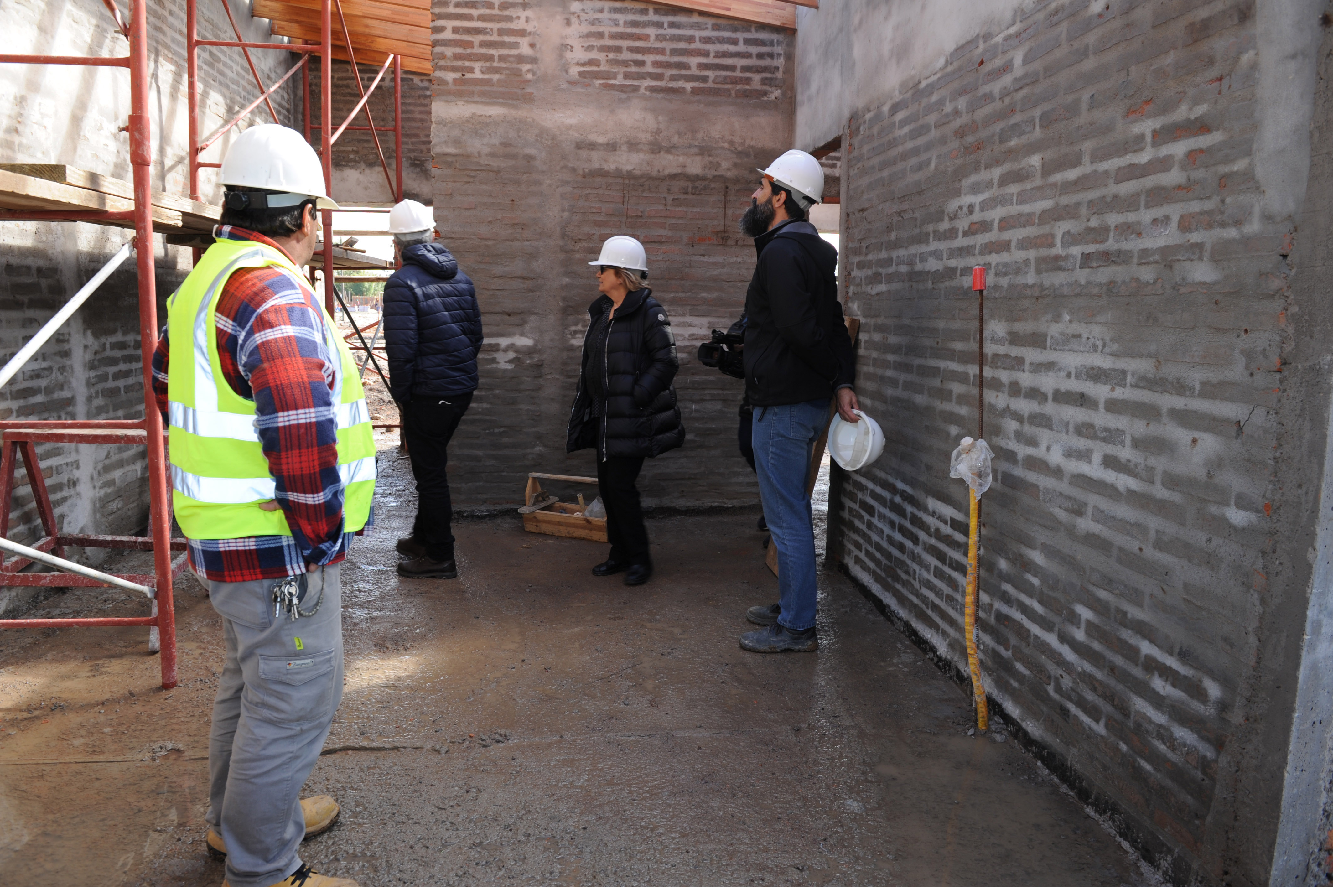 Autoridades de Ministerio de Vivienda recorrieron Isidoro Noblía, cuyos habitantes construyen 96 viviendas