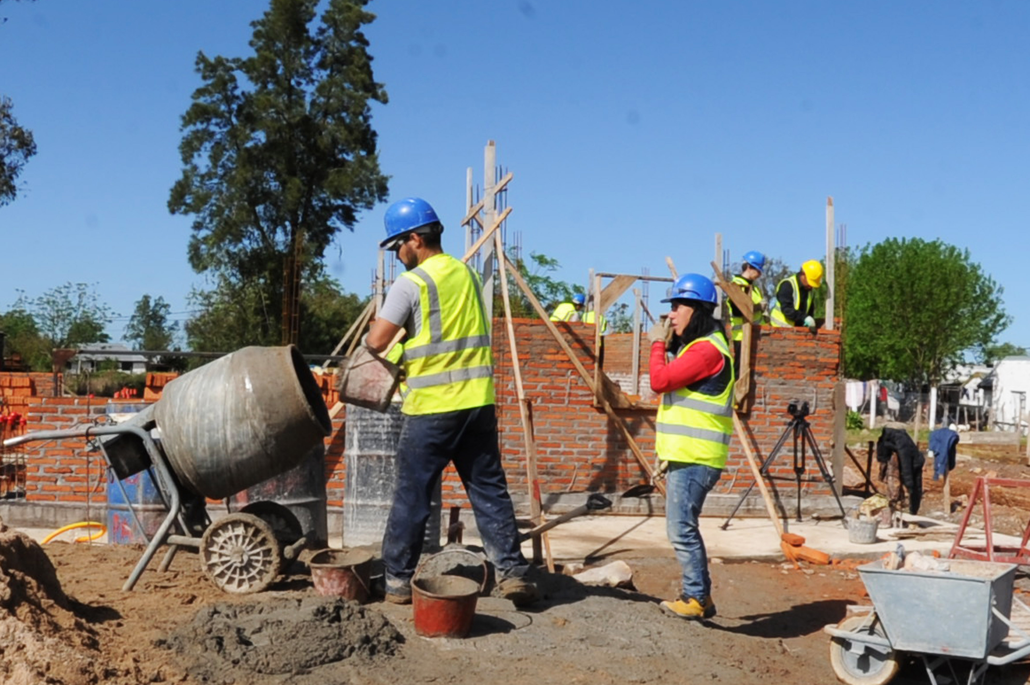 Autoridades de Ministerio de Vivienda recorrieron Isidoro Noblía, cuyos habitantes construyen 96 viviendas