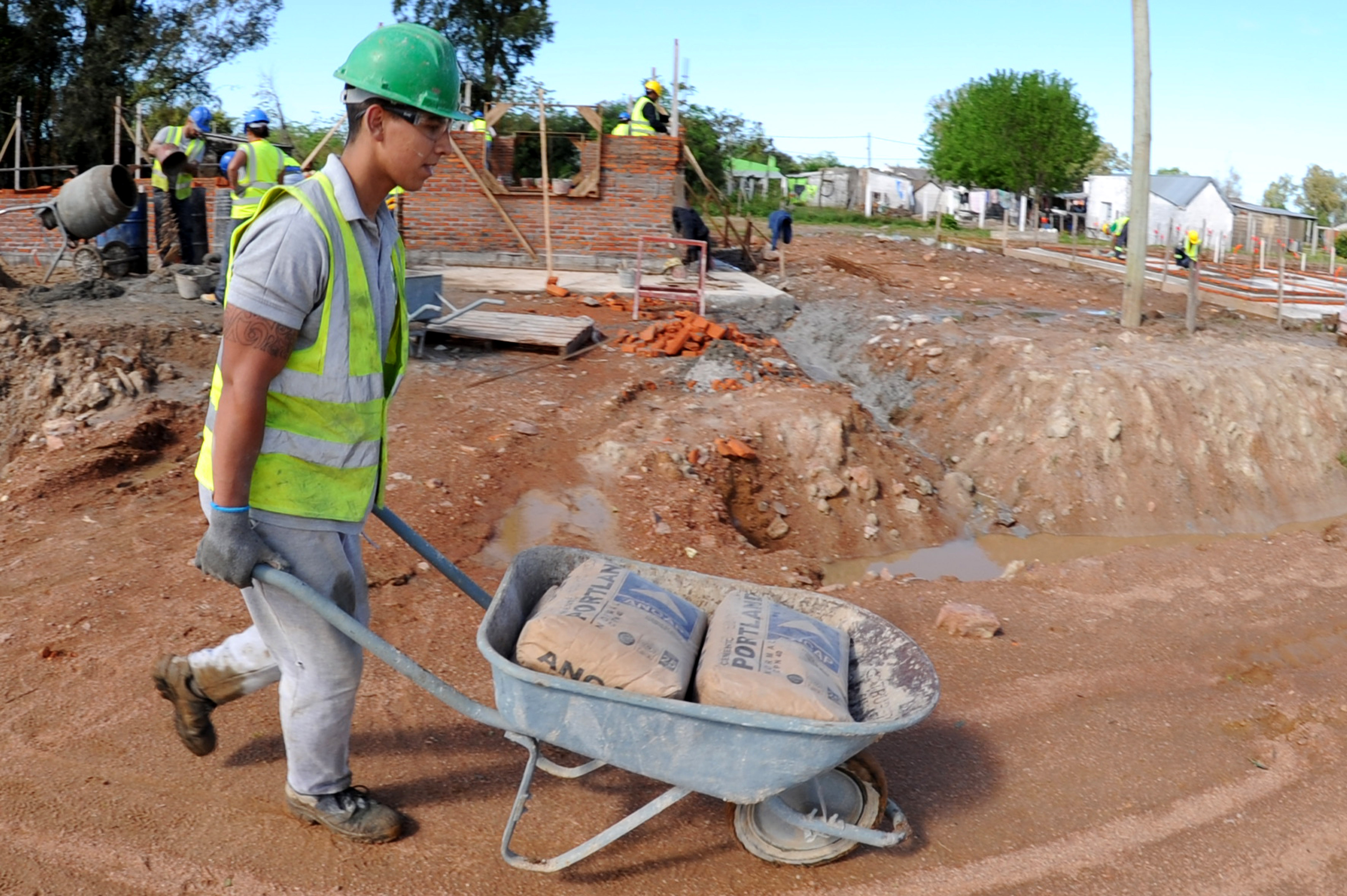 Autoridades de Ministerio de Vivienda recorrieron Isidoro Noblía, cuyos habitantes construyen 96 viviendas