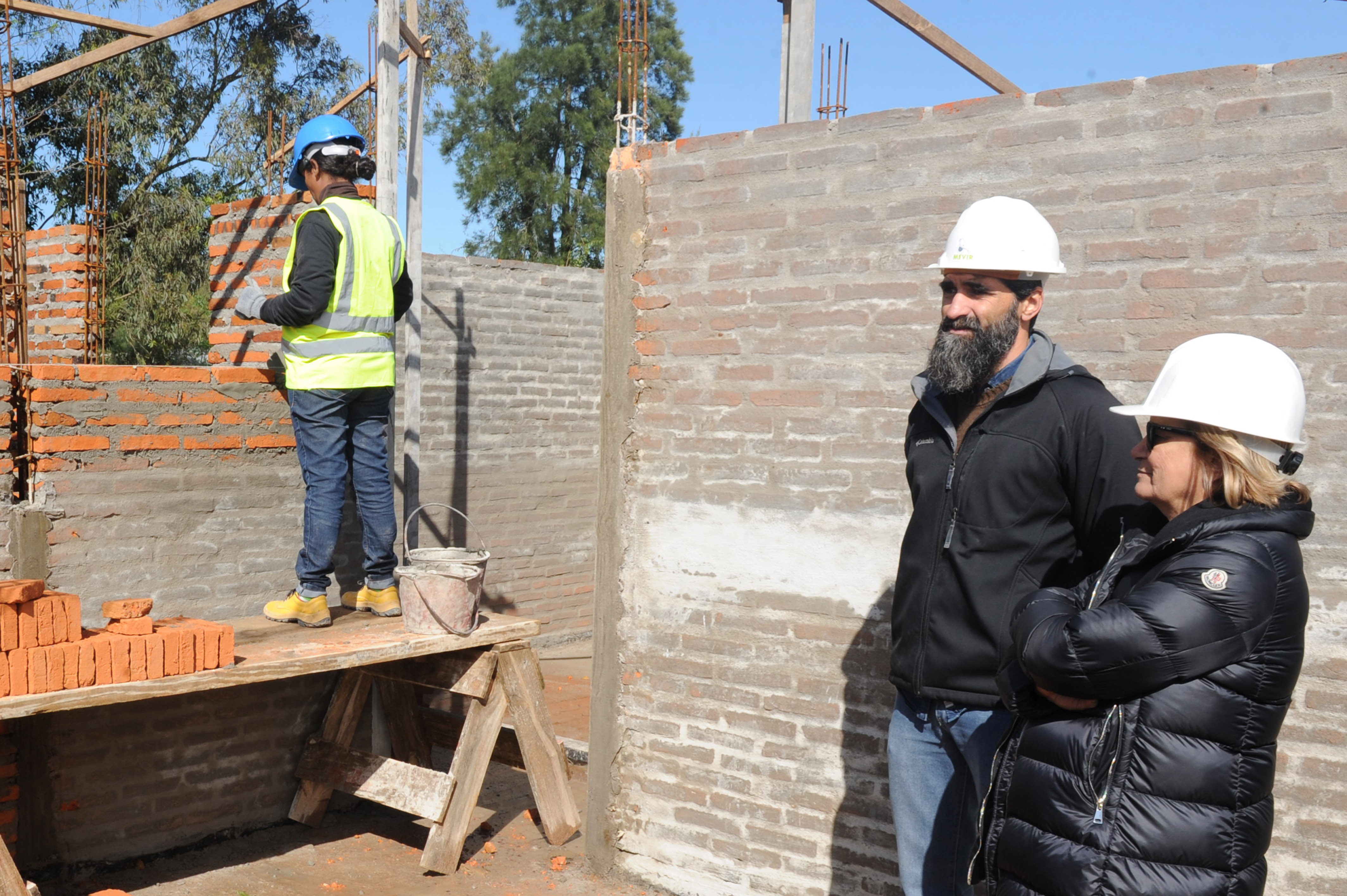 Autoridades de Ministerio de Vivienda recorrieron Isidoro Noblía, cuyos habitantes construyen 96 viviendas