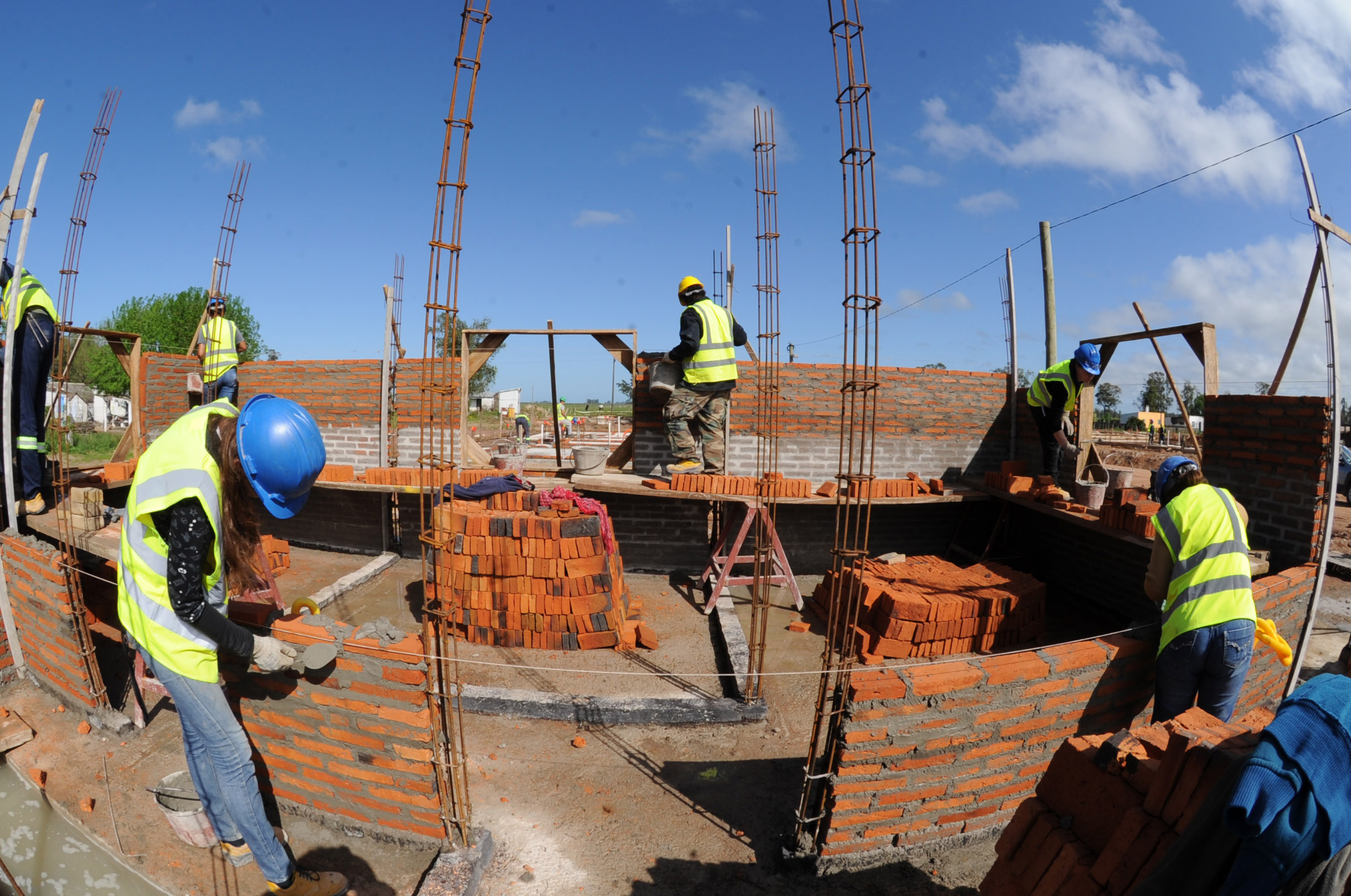 Autoridades de Ministerio de Vivienda recorrieron Isidoro Noblía, cuyos habitantes construyen 96 viviendas