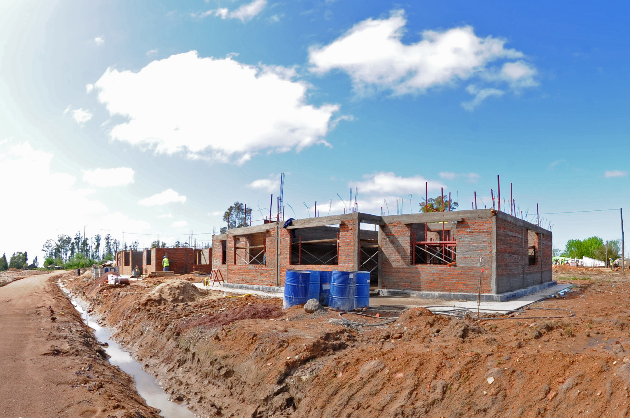 Autoridades de Ministerio de Vivienda recorrieron Isidoro Noblía, cuyos habitantes construyen 96 viviendas