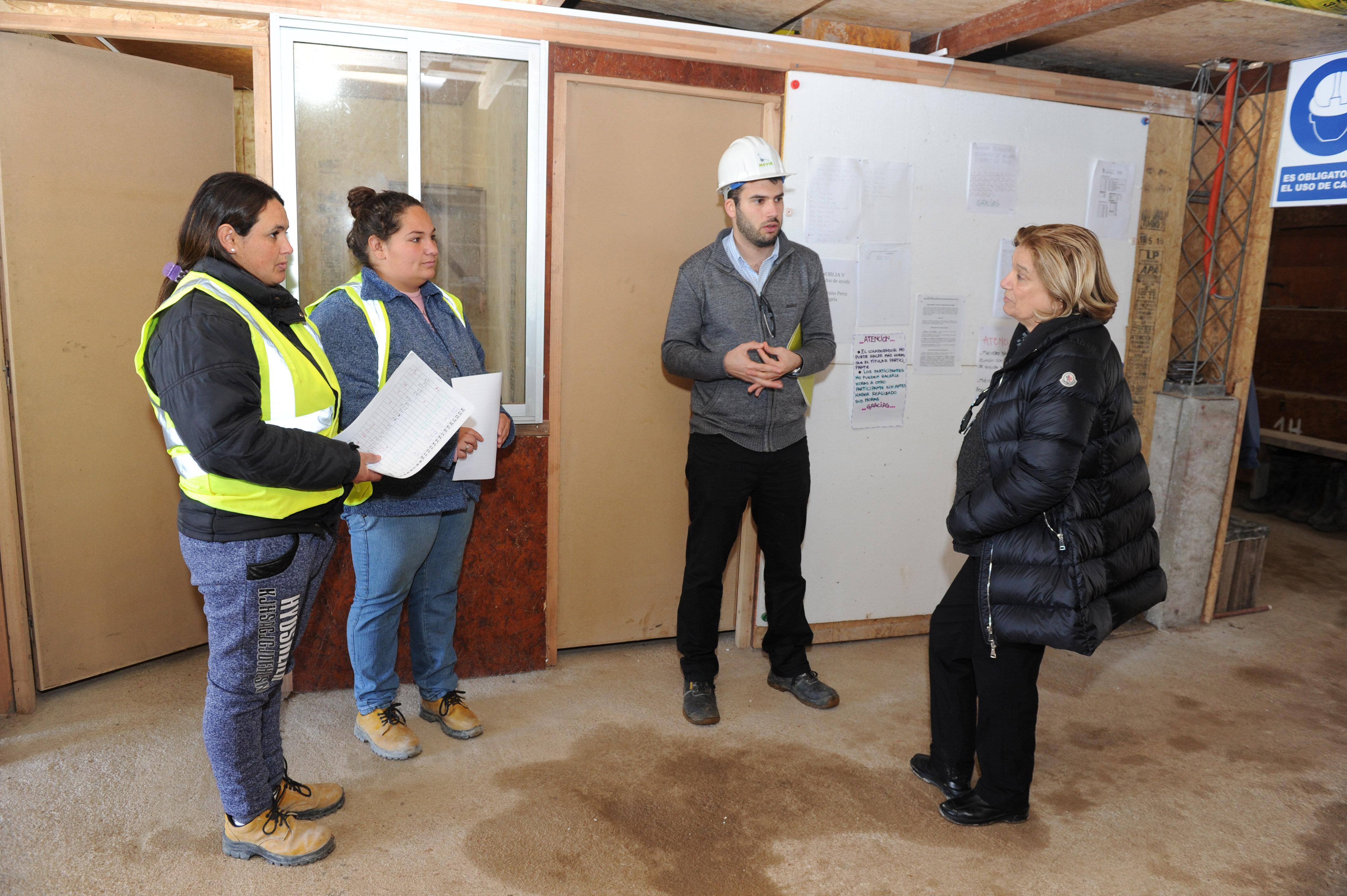 Autoridades de Ministerio de Vivienda recorrieron Isidoro Noblía, cuyos habitantes construyen 96 viviendas