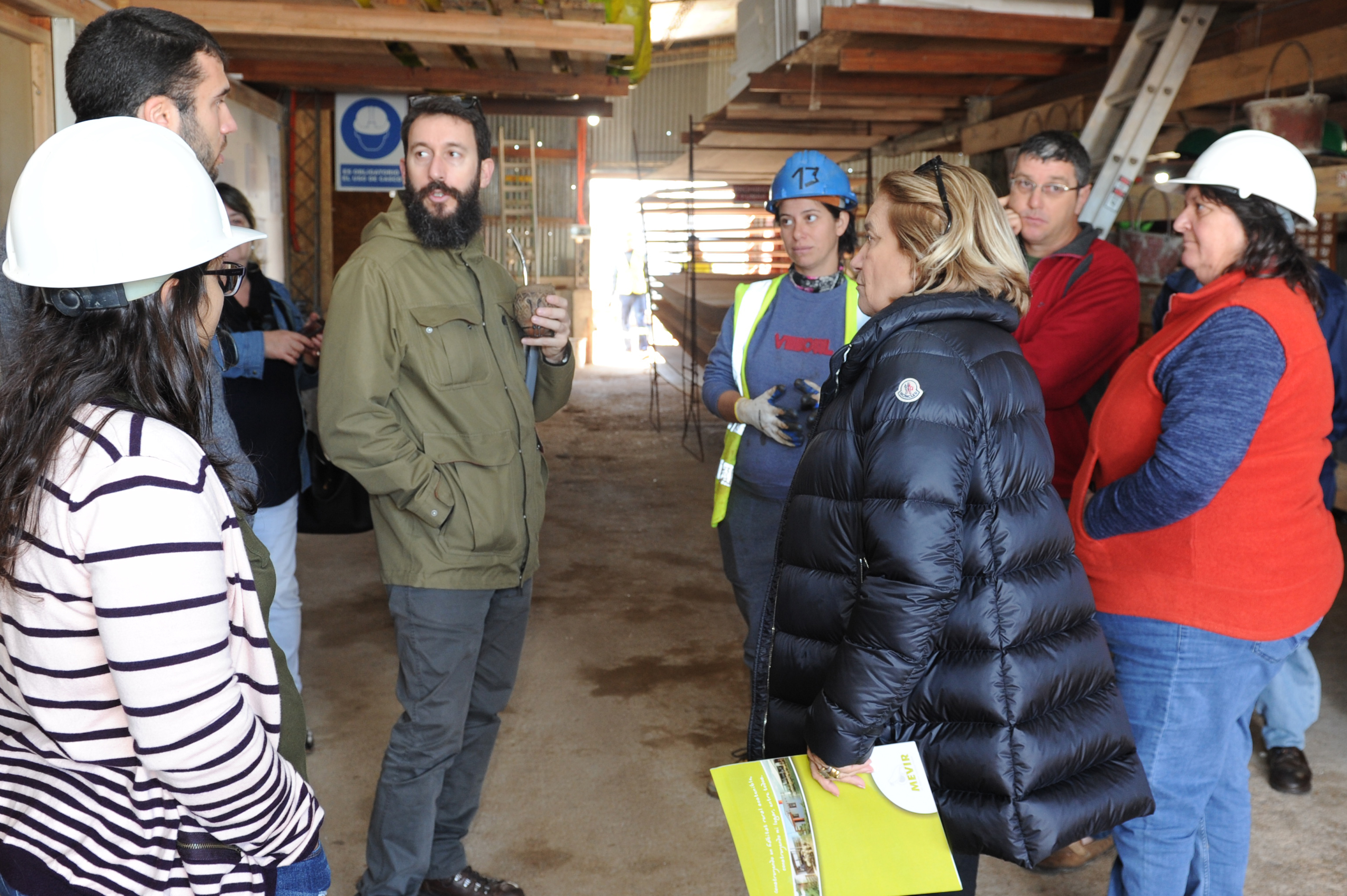 Autoridades de Ministerio de Vivienda recorrieron Isidoro Noblía, cuyos habitantes construyen 96 viviendas