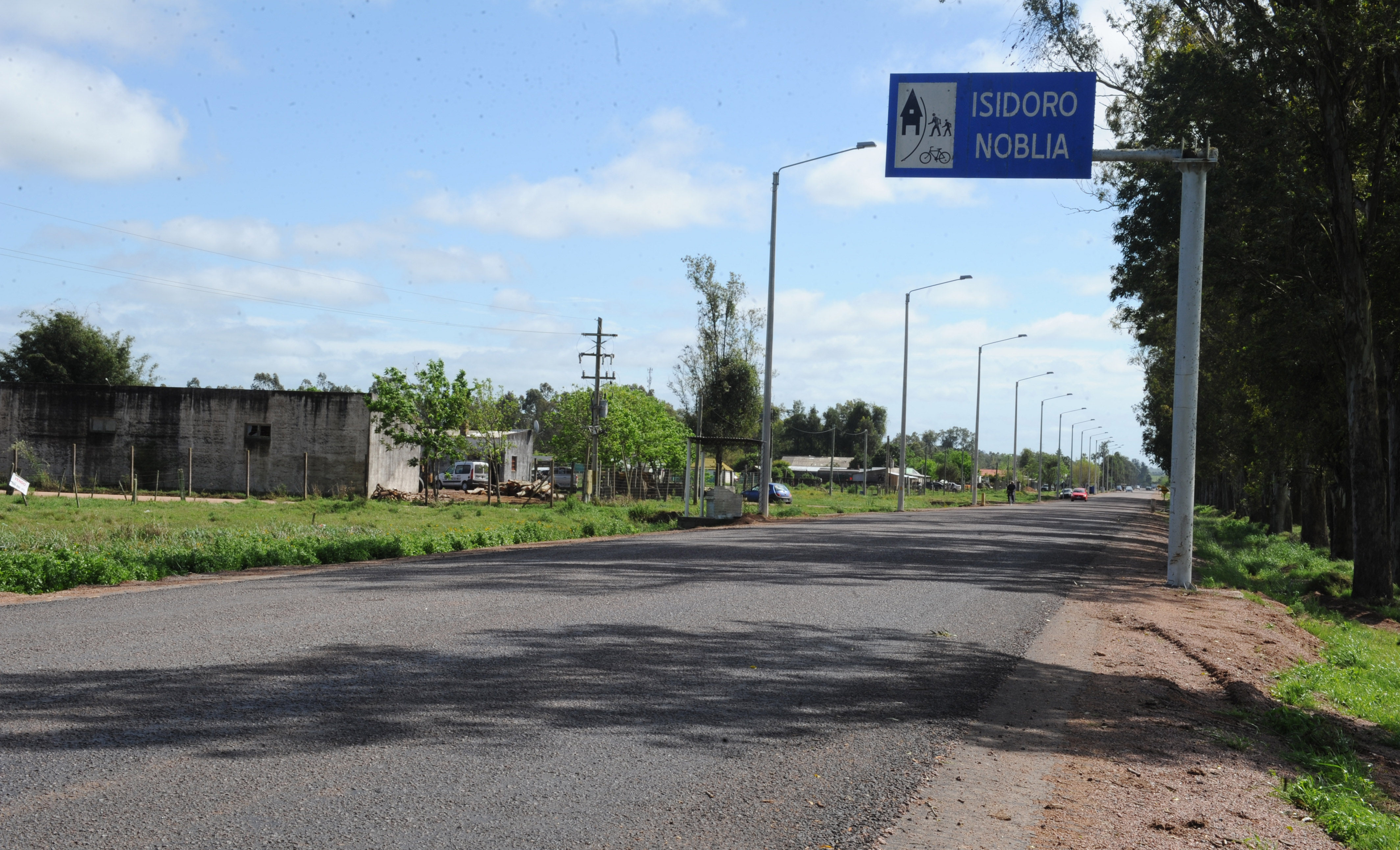 Autoridades de Ministerio de Vivienda recorrieron Isidoro Noblía, cuyos habitantes construyen 96 viviendas