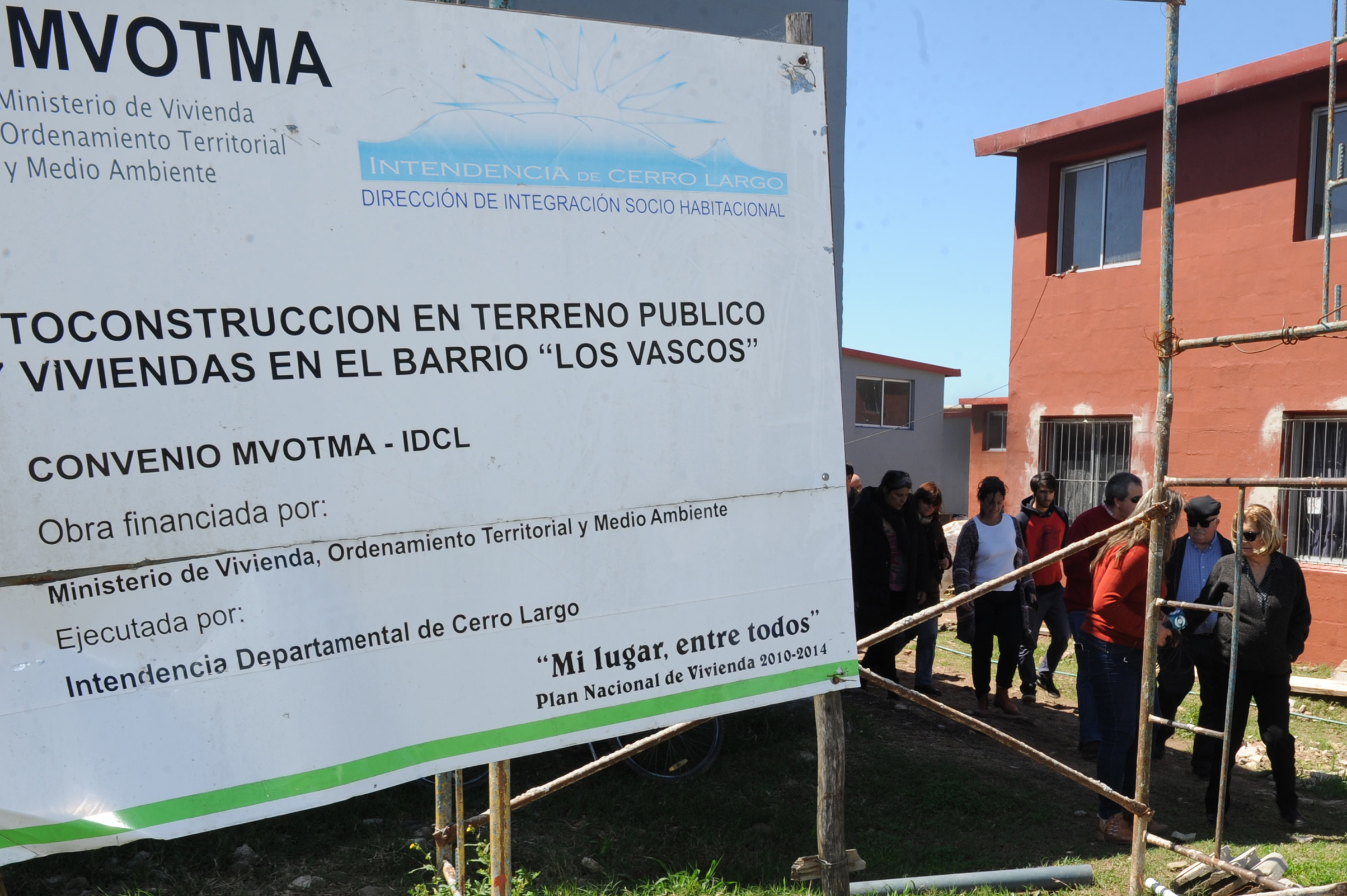 Ministra Eneida de León y autoridades del Ministerio de Vivienda recorrieron el departamento de Cerro Largo