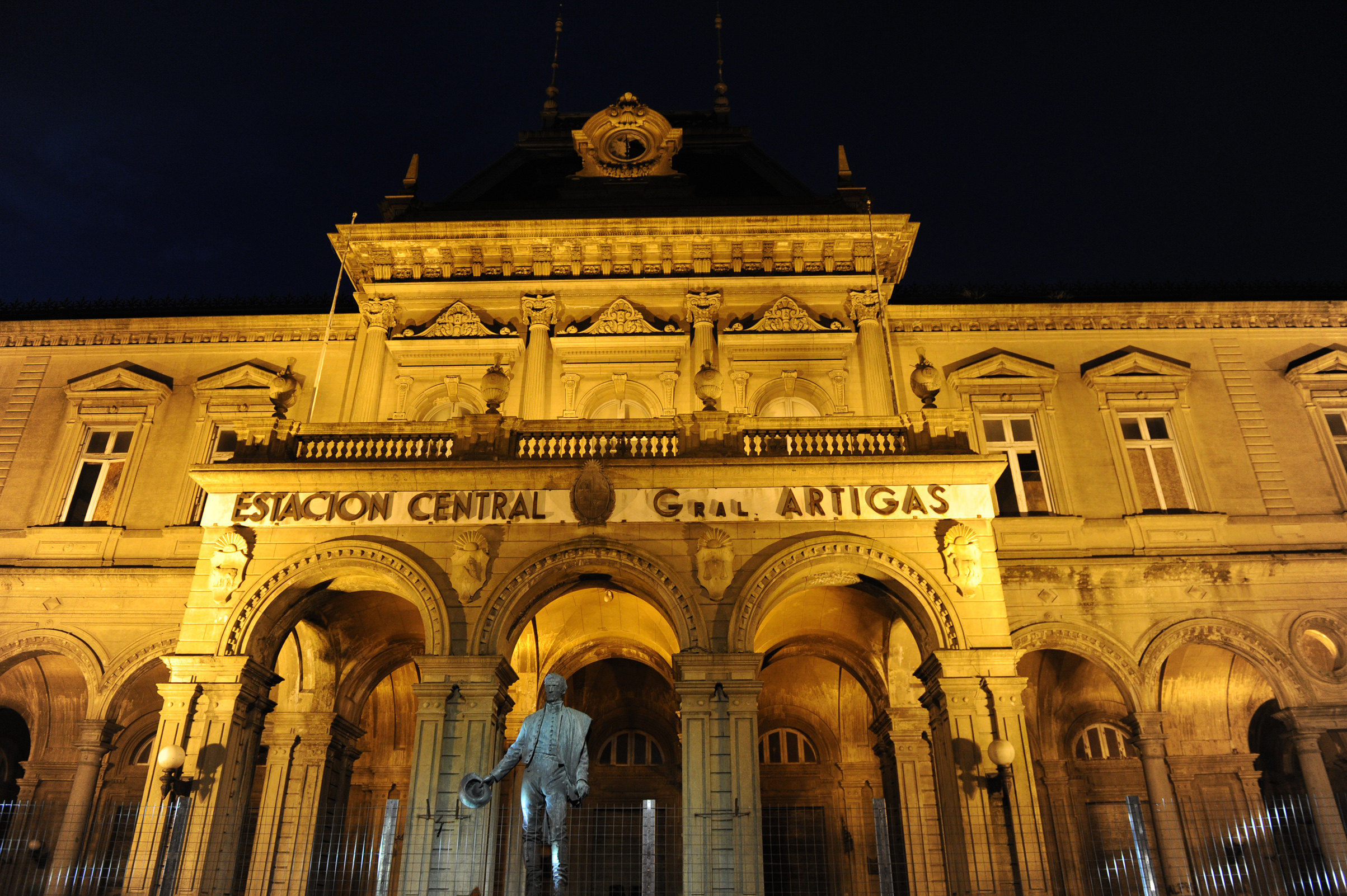 Inauguración de iluminación de estación central de ferrocarriles General Artigas