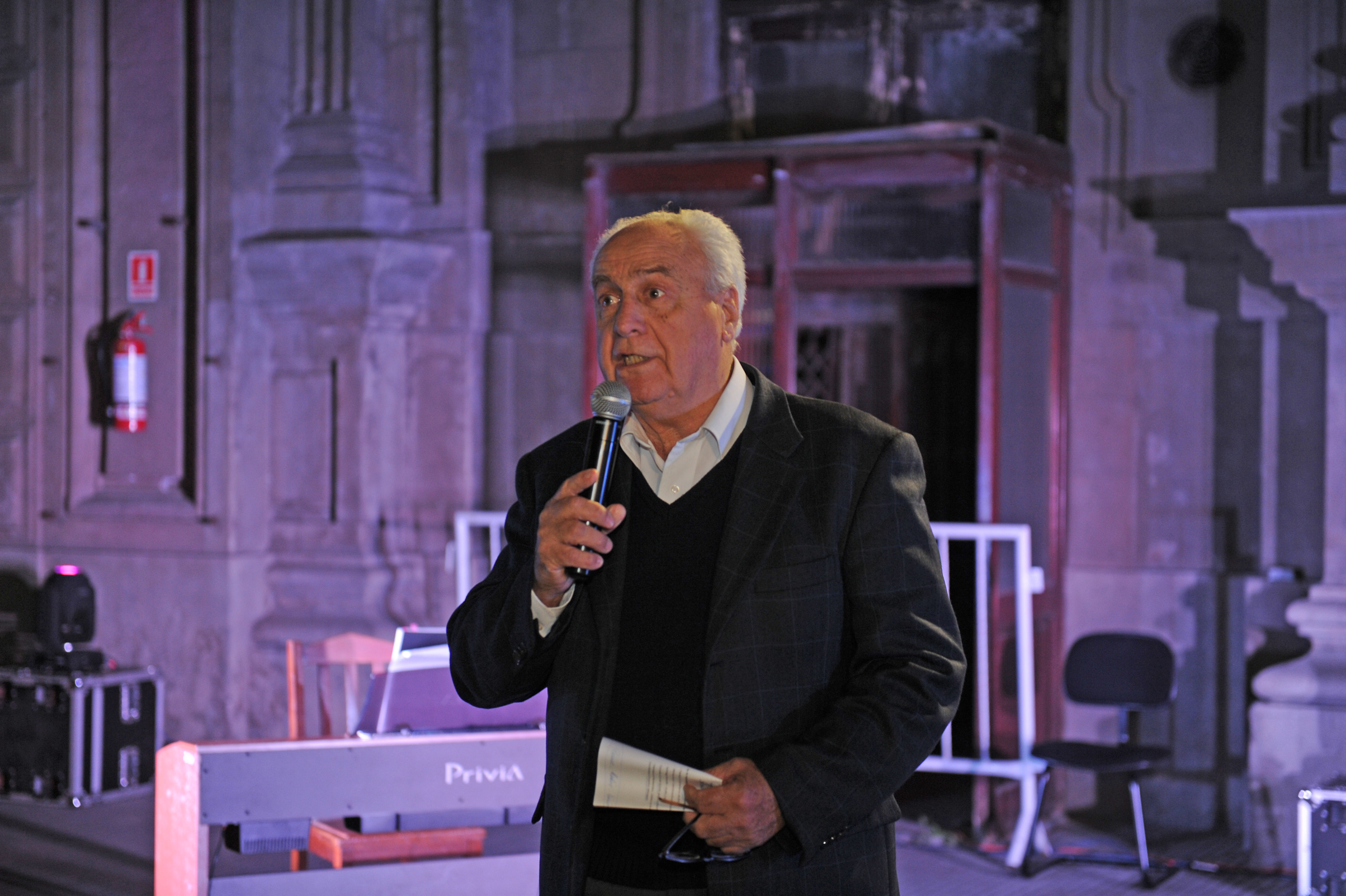 Ministro de Transporte, Víctor Rossi, haciendo uso de la palabra durante la inauguración de iluminación de estación central de ferrocarriles General A