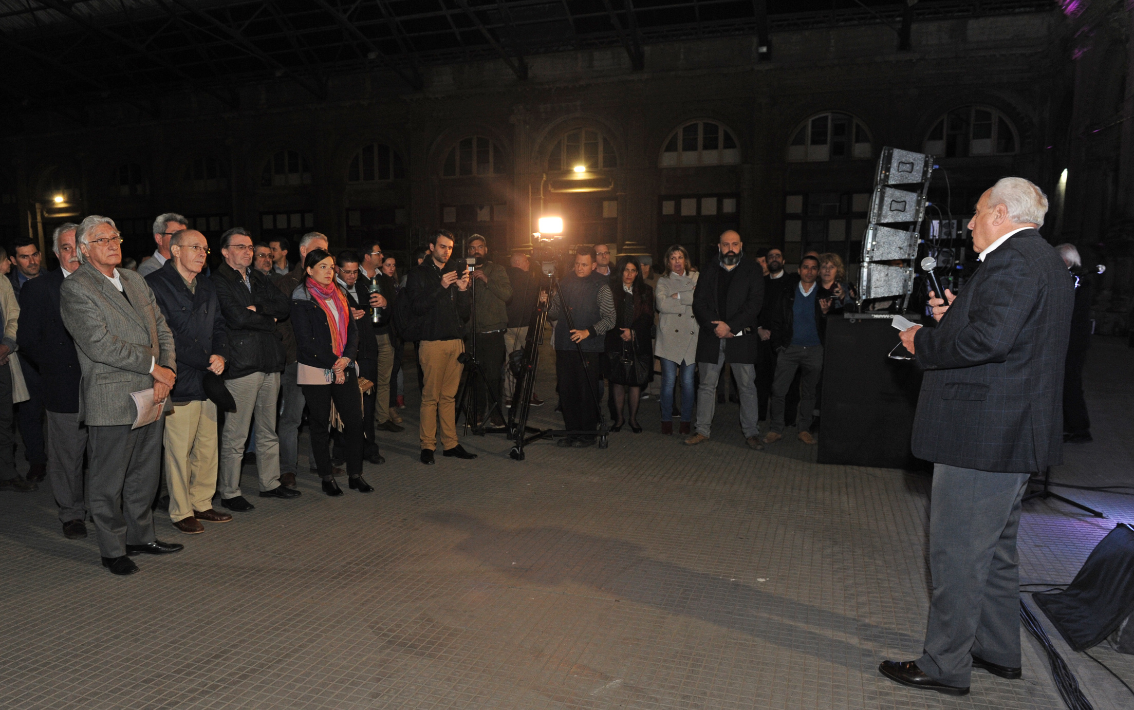 Ministro de Transporte, Víctor Rossi, haciendo uso de la palabra durante la inauguración de iluminación de estación central de ferrocarriles General A
