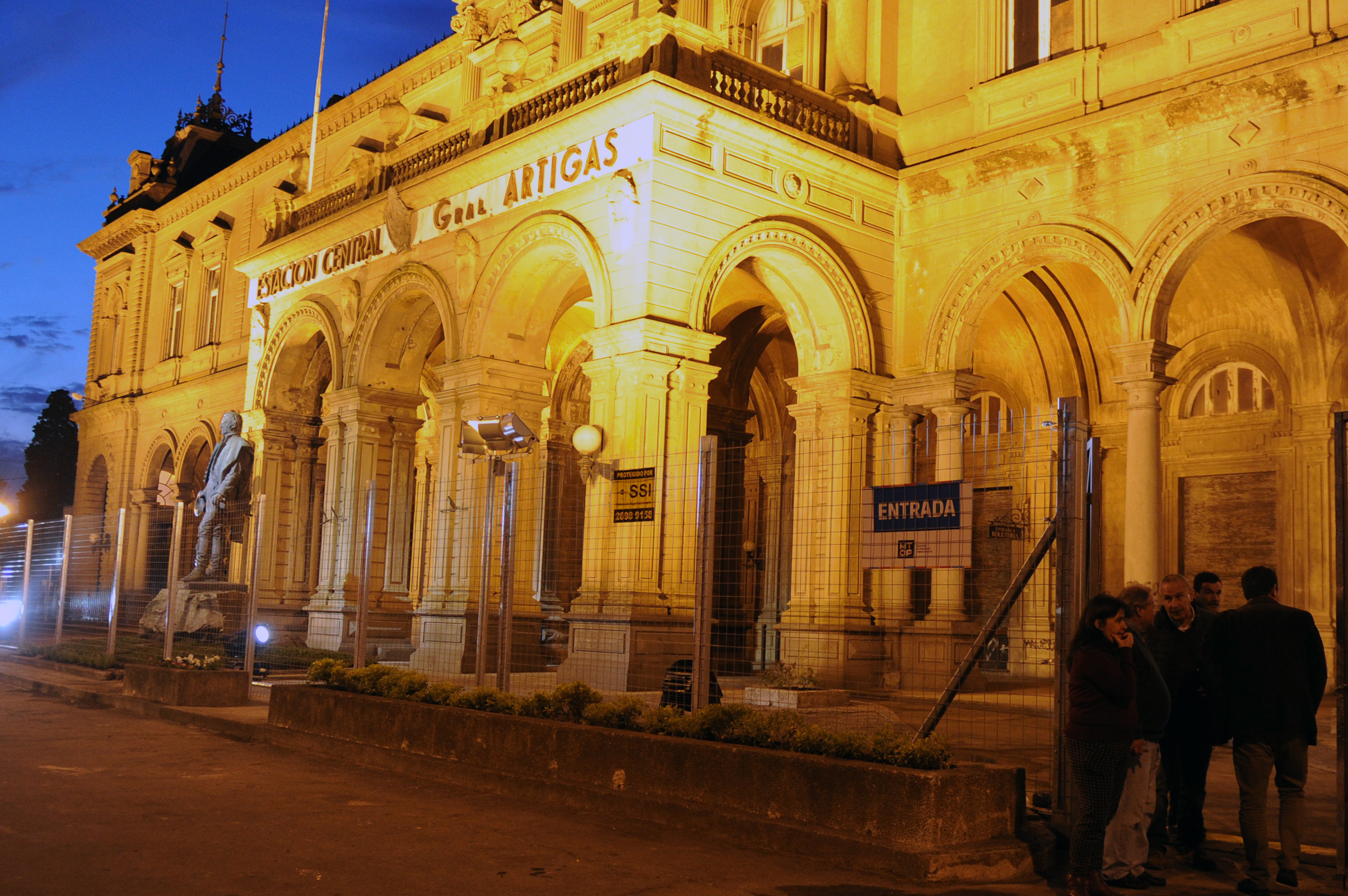 Inauguración de iluminación de estación central de ferrocarriles General Artigas