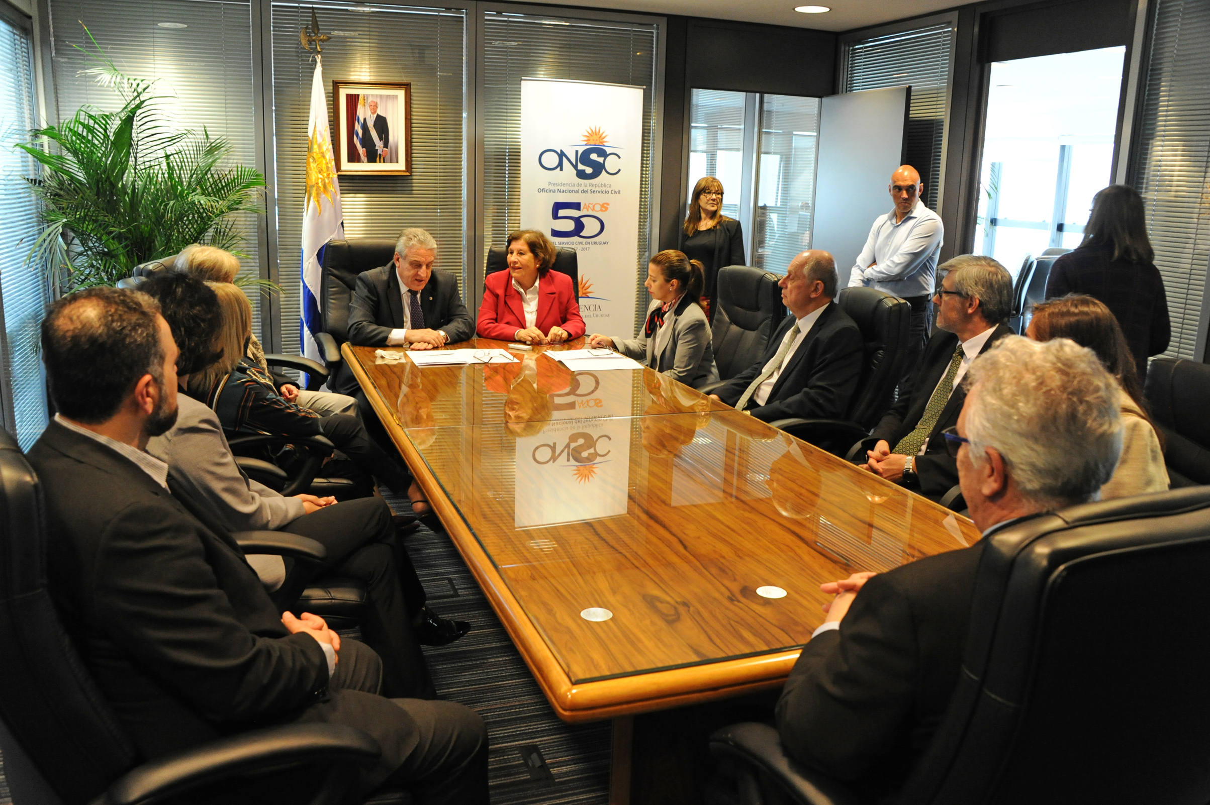 Alberto Scavarelli y Alex Mazzei, junto a autoridades, en firma de convenio