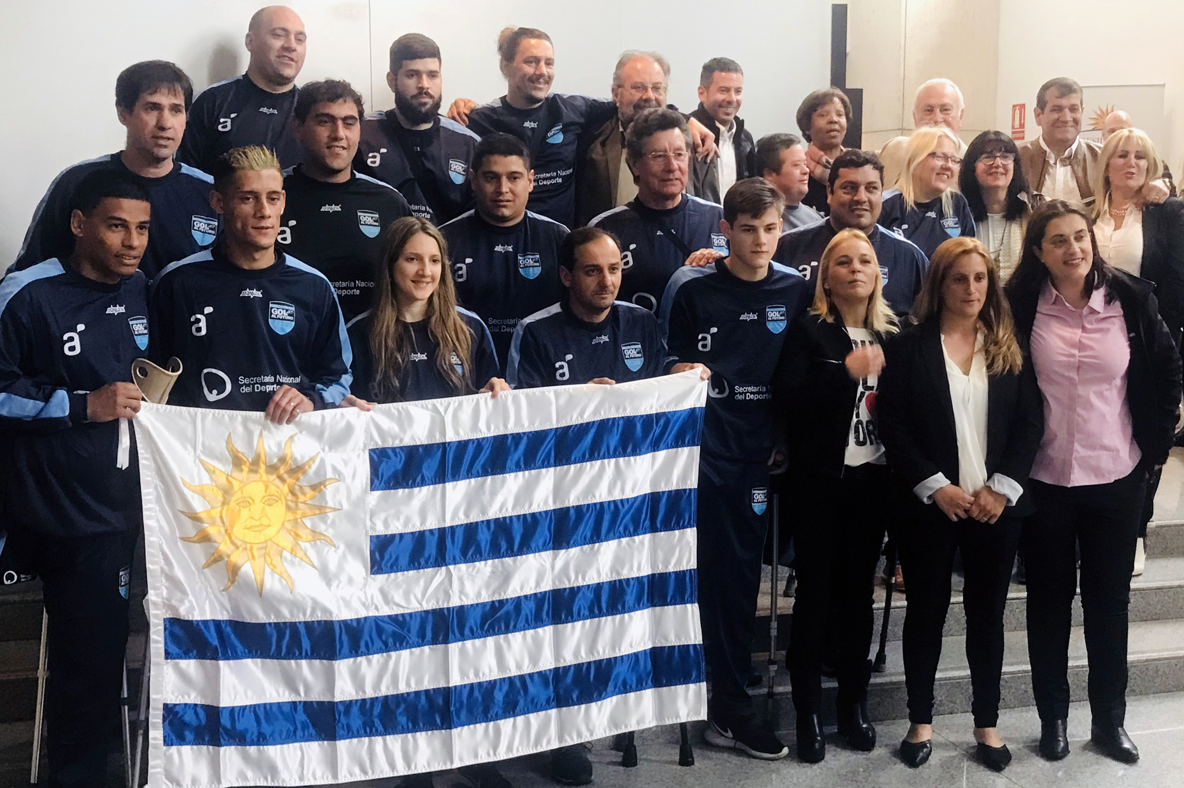 Entrega del Pabellón Nacional a selección de fútbol de amputados que representará a Uruguay en la Copa del Mundo, en Guadalajara, México