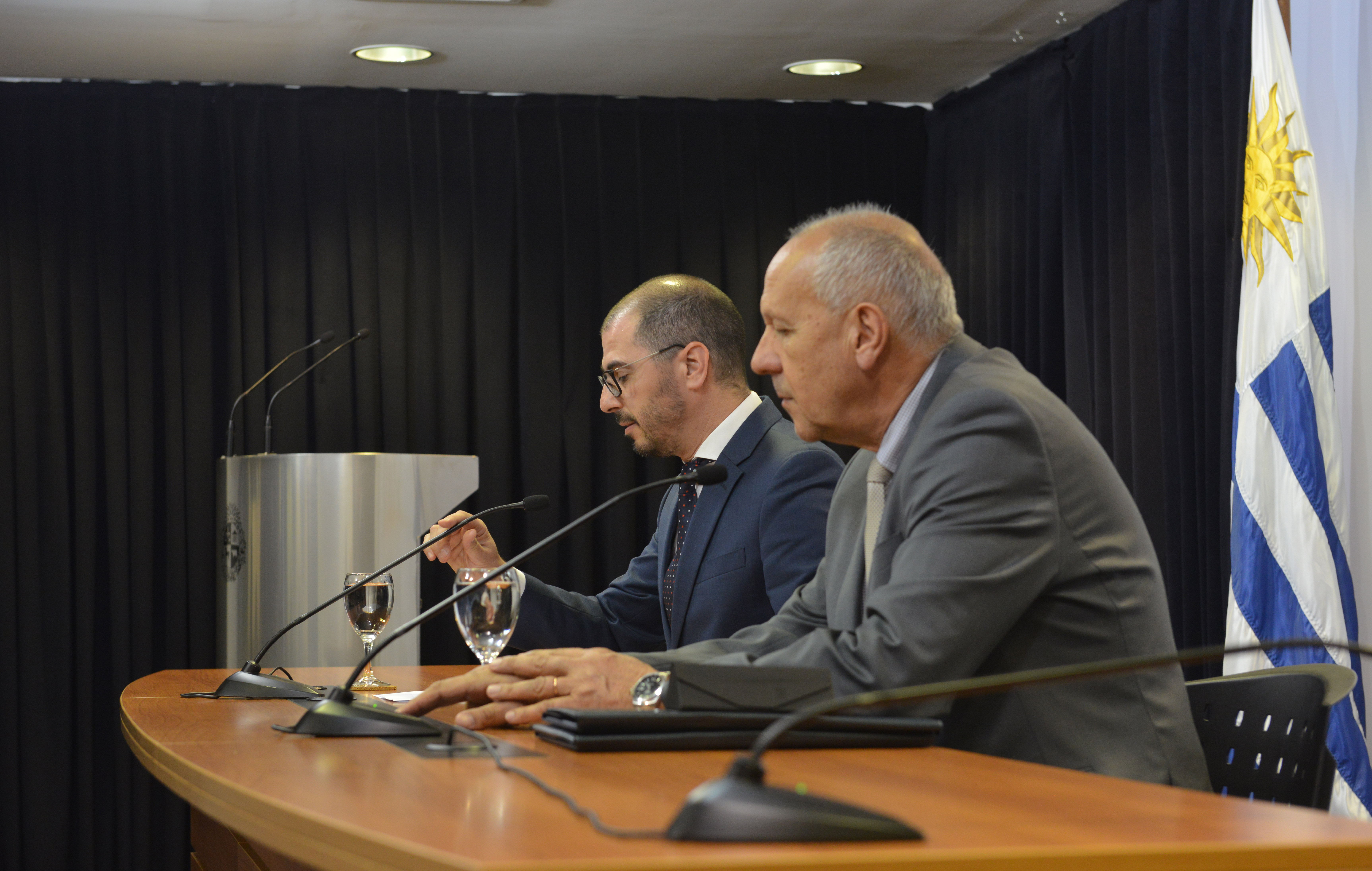 Juan Andrés Roballo y Miguel Ángel Toma en declaraciones a la prensa luego del Consejo de Ministros