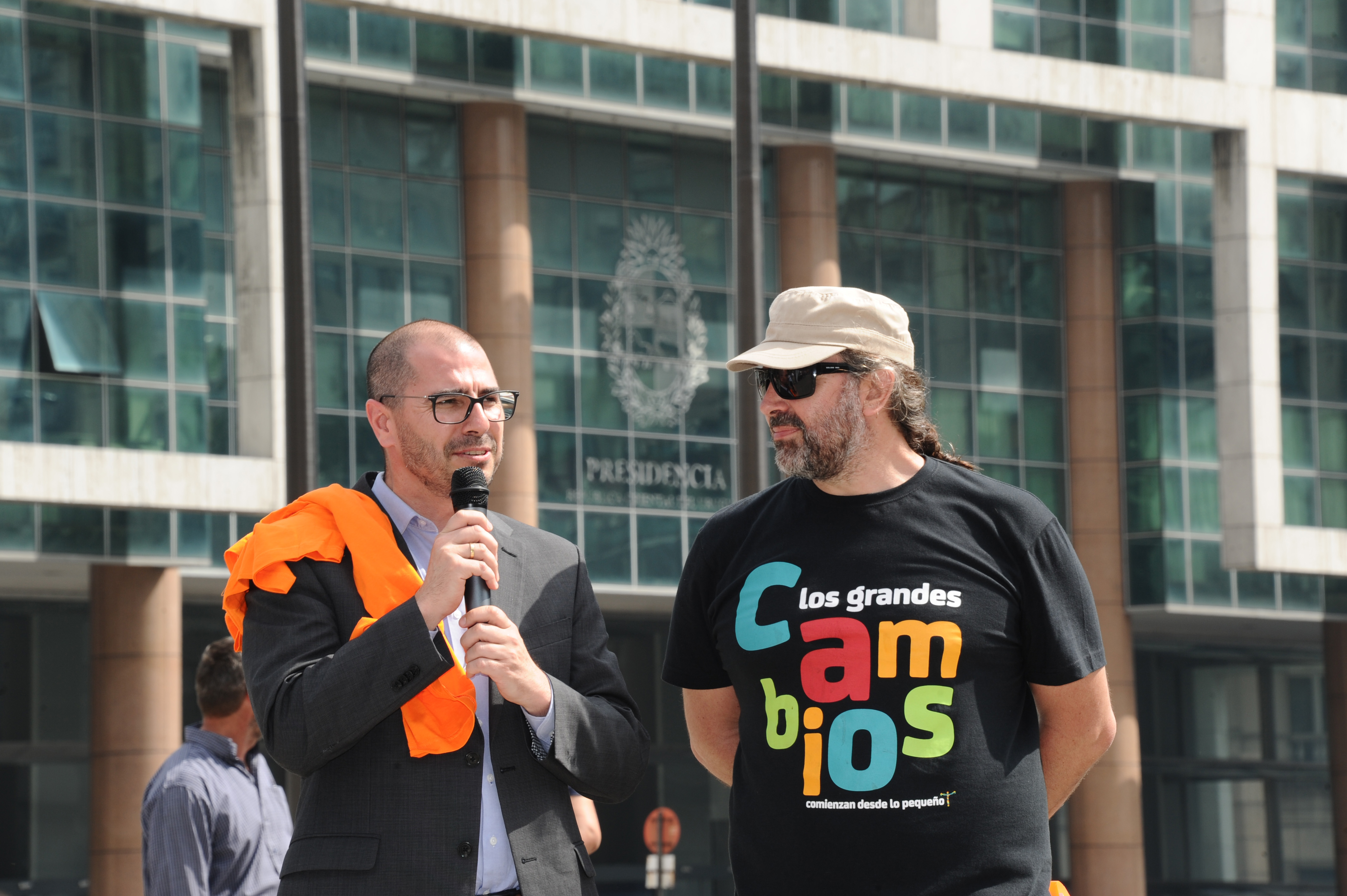 Juan Andrés Roballo se dirige los presentes