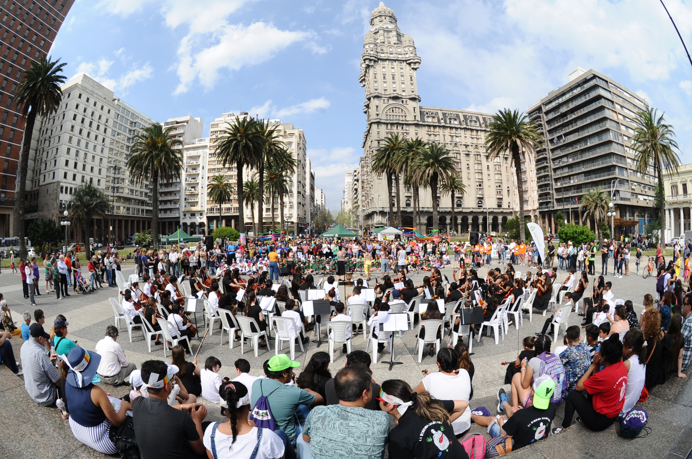 “Fiesta del buentrato” realizada en plaza Independencia