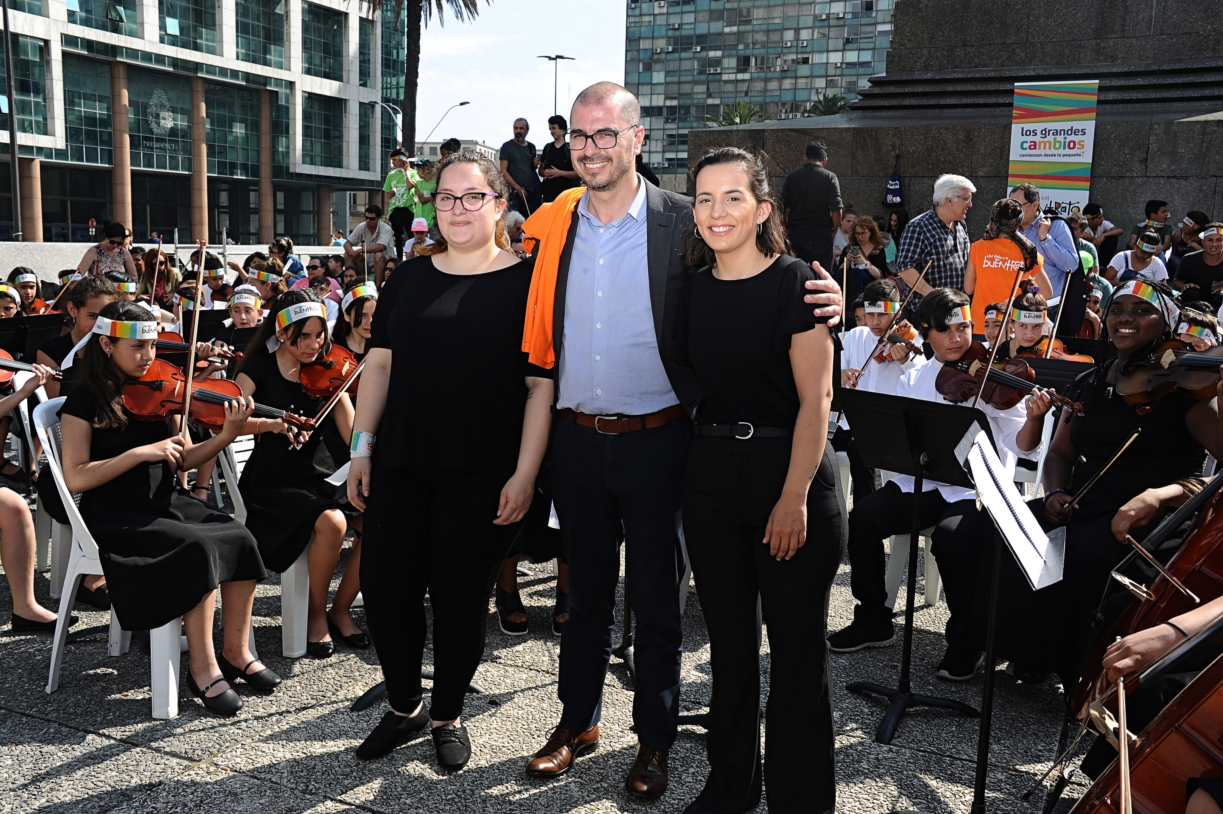 Juan Andrés Roballo junto a integrantes del Sistema de Orquestas y Coros Juveniles e Infantiles