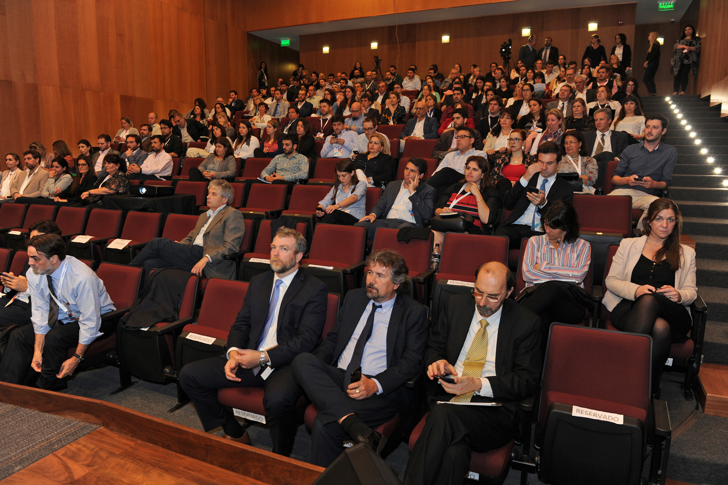 Autoridades y asistentes a la conferencia