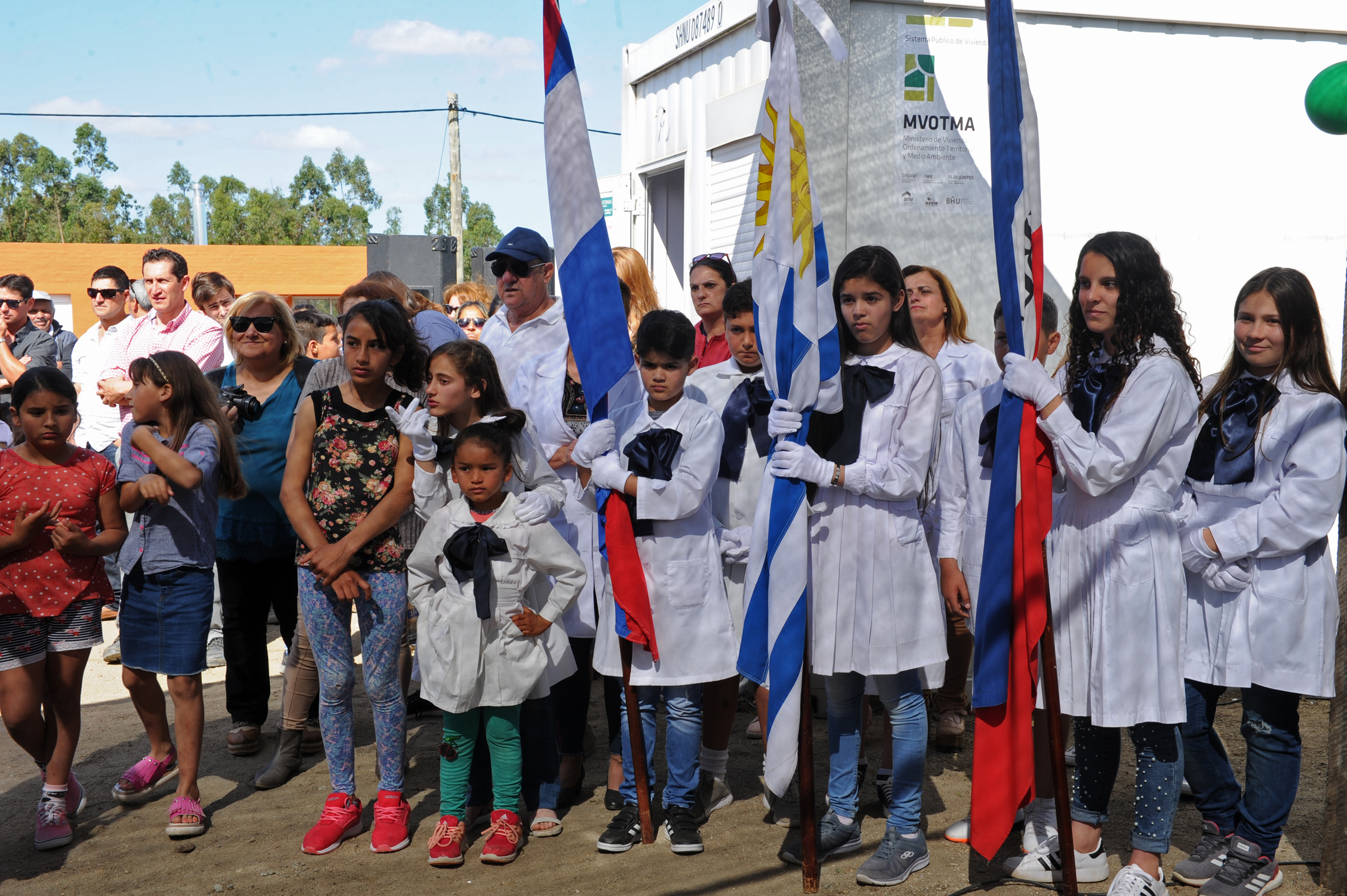 Escolares asistentes al acto de entrega de viviendas de Mevir en localidad de 25 de Agosto, Florida
