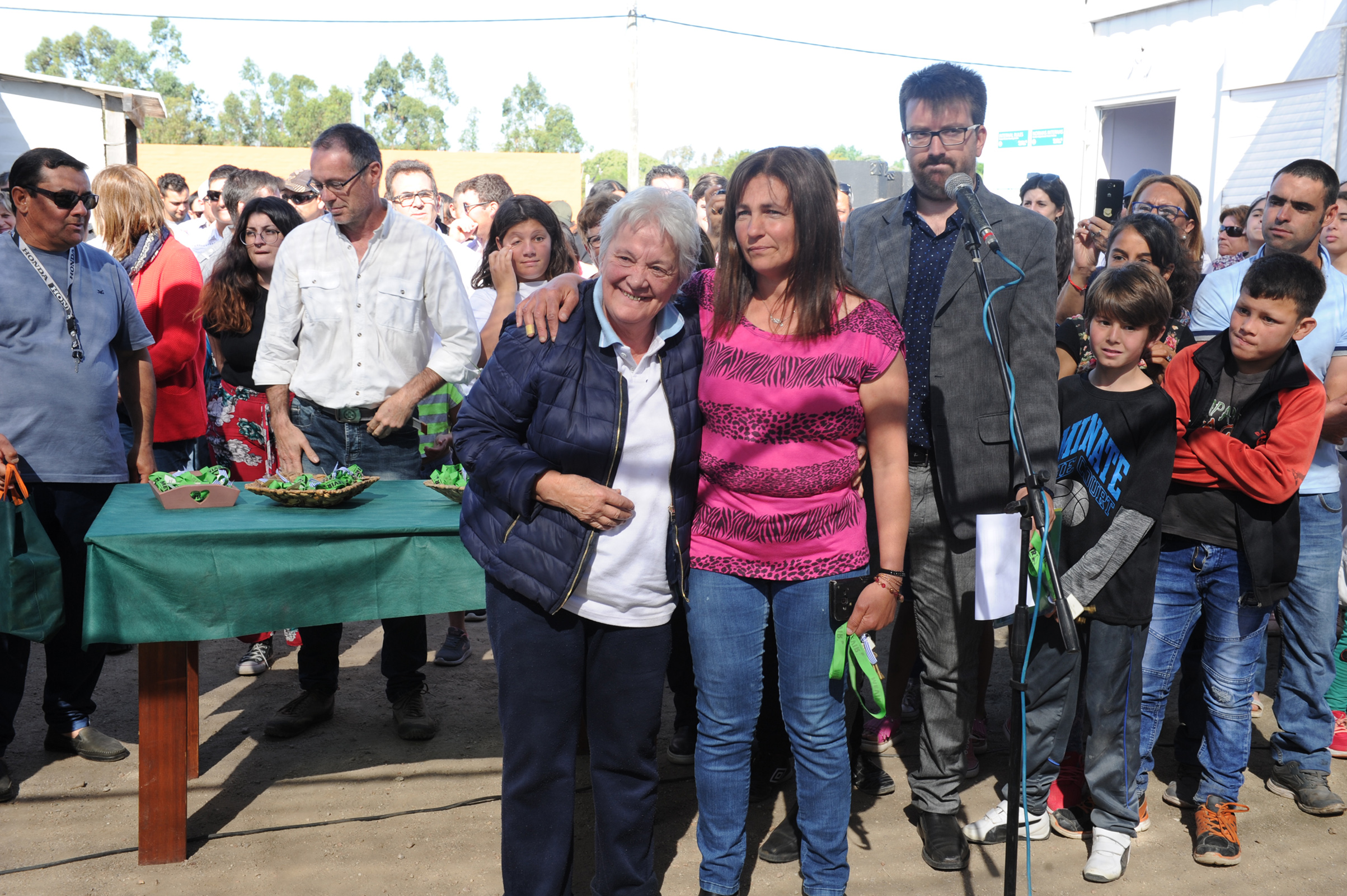 Lucía Topolansky con beneficiaria de Mevir en localidad de 25 de Agosto, Florida