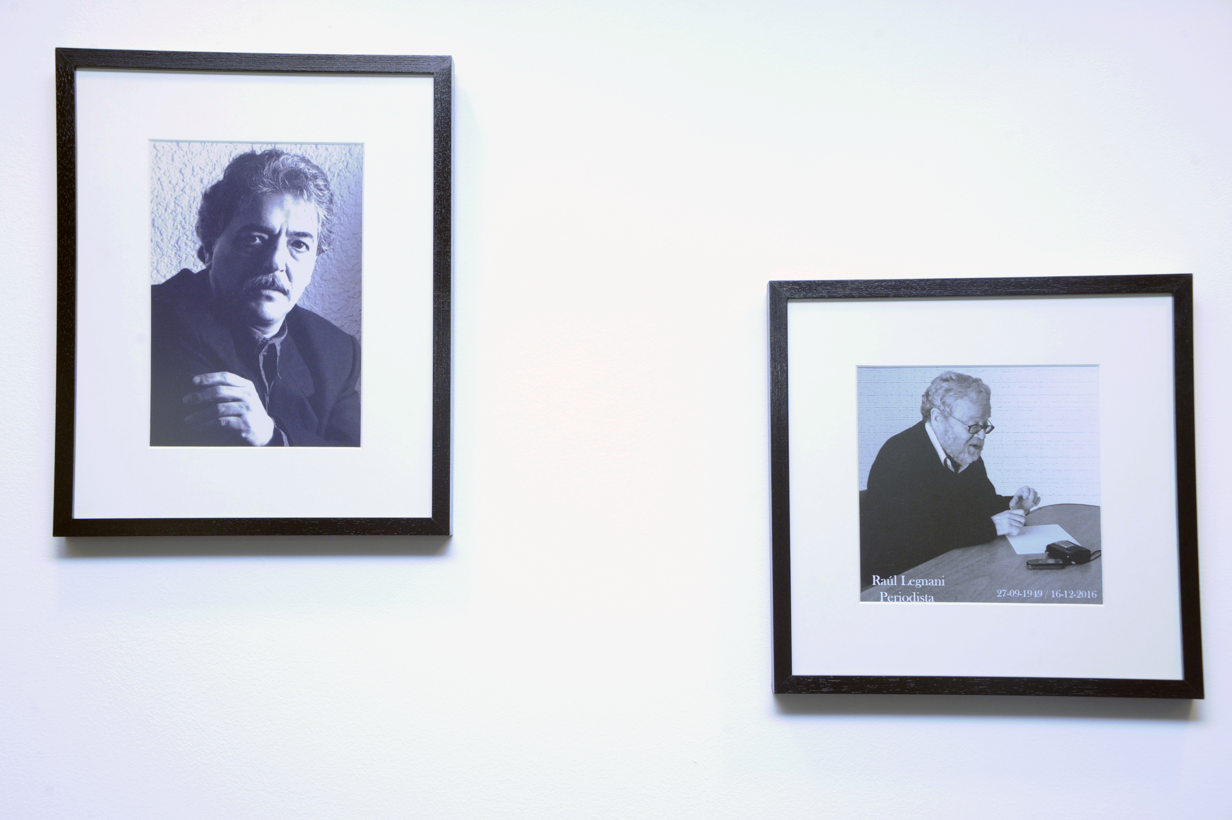 Fotos en homenaje a Horacio Buscaglia y Raúl Legnani, ubicadas en la antesala de prensa de Torre Ejecutiva
