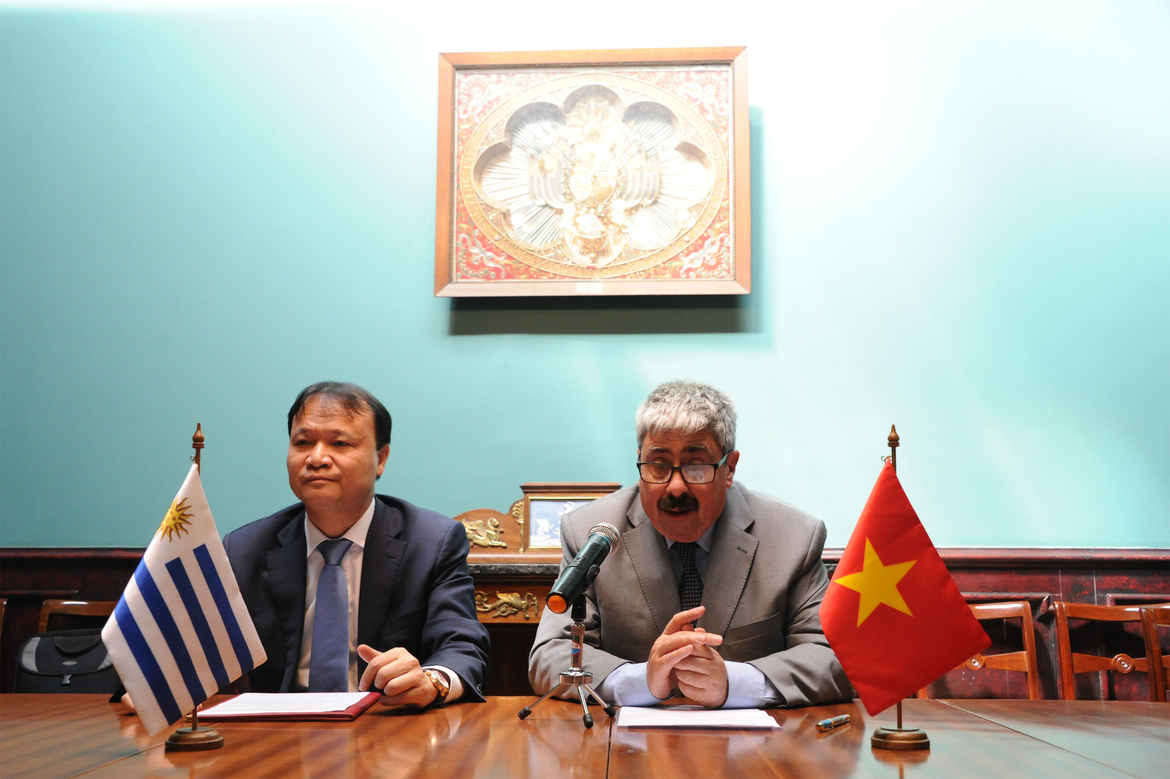Subsecretario de Relaciones Exteriores, Ariel Bergamino, junto al viceministro de Industria y Comercio de Vietnam, Do Thang Hai