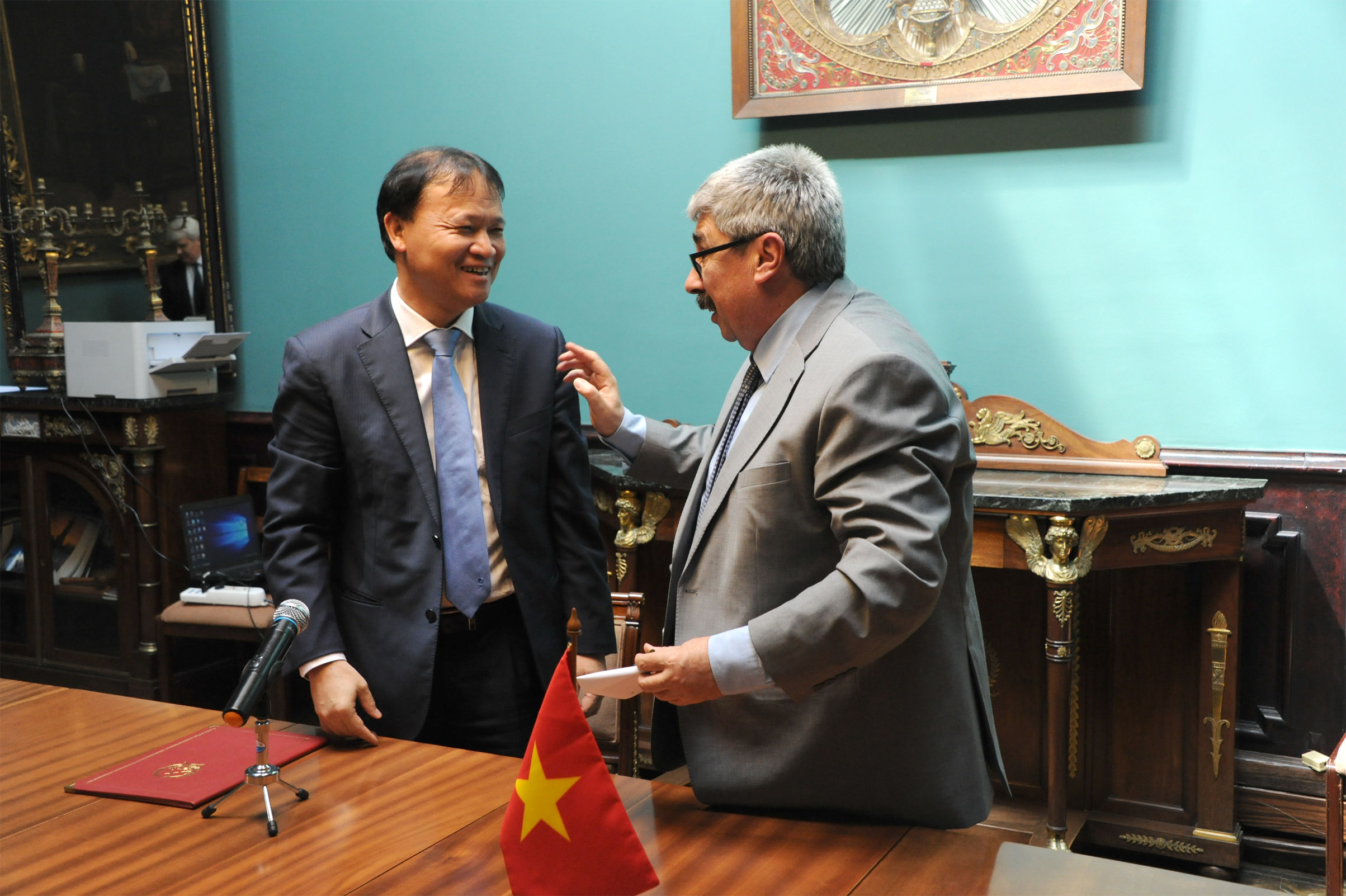 Subsecretario de Relaciones Exteriores, Ariel Bergamino, junto al viceministro de Industria y Comercio de Vietnam, Do Thang Hai