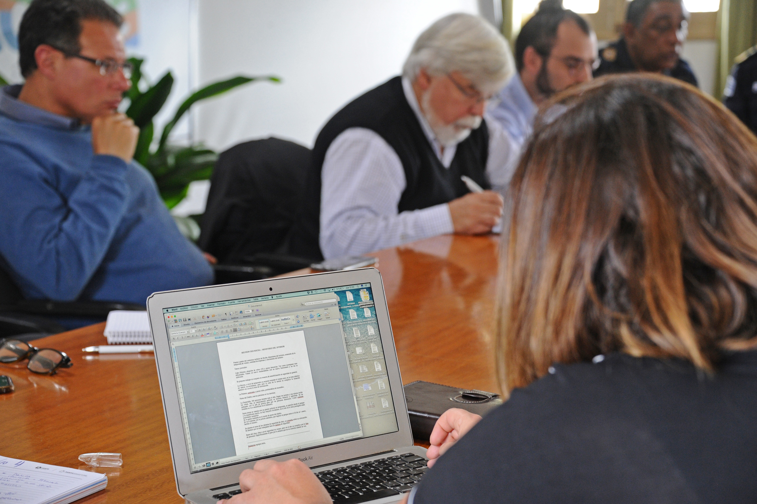 Ministro del Interior, Eduardo Bonomi, y otras autoridades de la cartera durante reuniones de trabajo mantenidas en Rocha