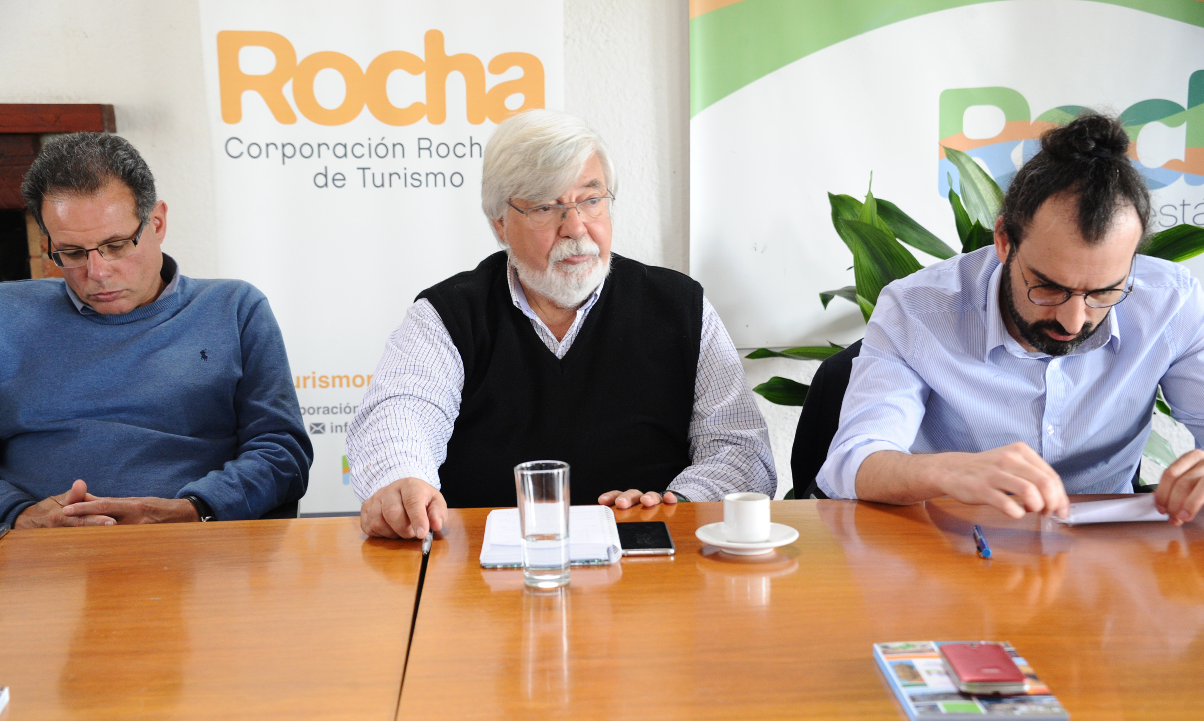 Ministro del Interior, Eduardo Bonomi, y otras autoridades de la cartera durante reuniones de trabajo mantenidas en Rocha
