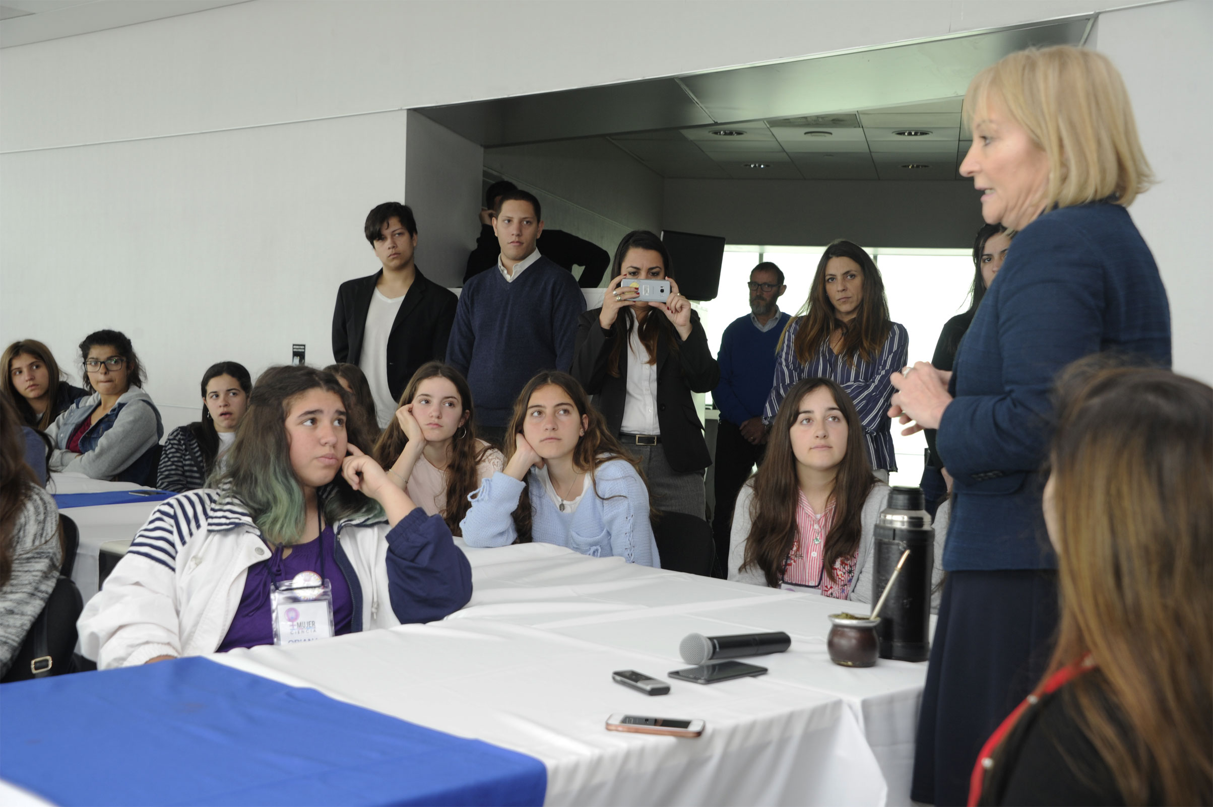 Ministra Carolina Cosse, junto a adolescentes