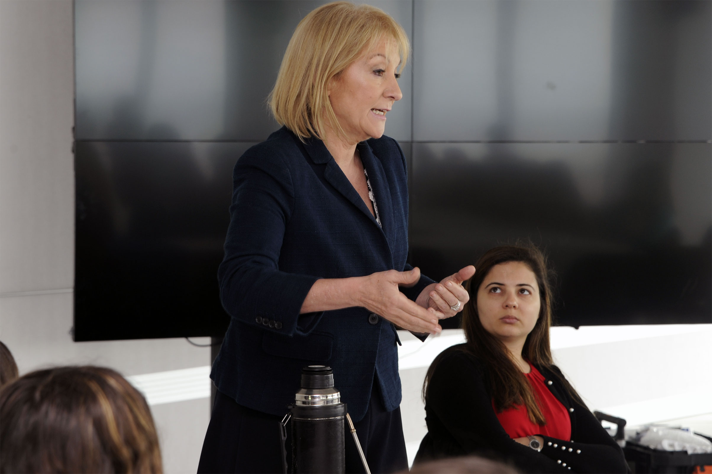 Ministra Carolina Cosse, junto a adolescentes