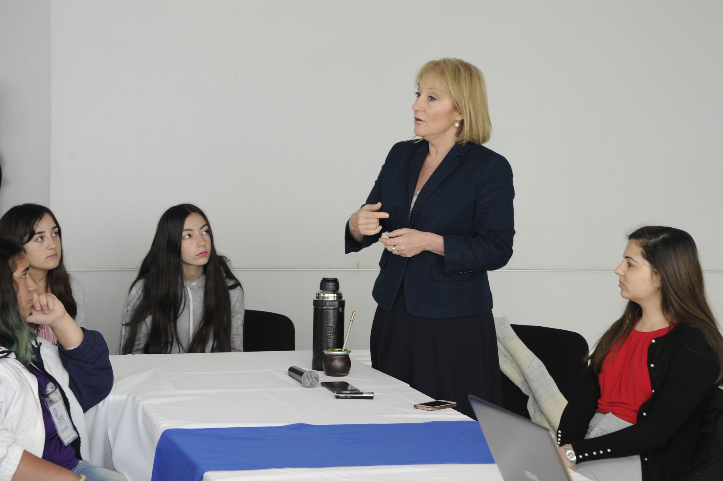 Ministra Carolina Cosse, junto a adolescentes