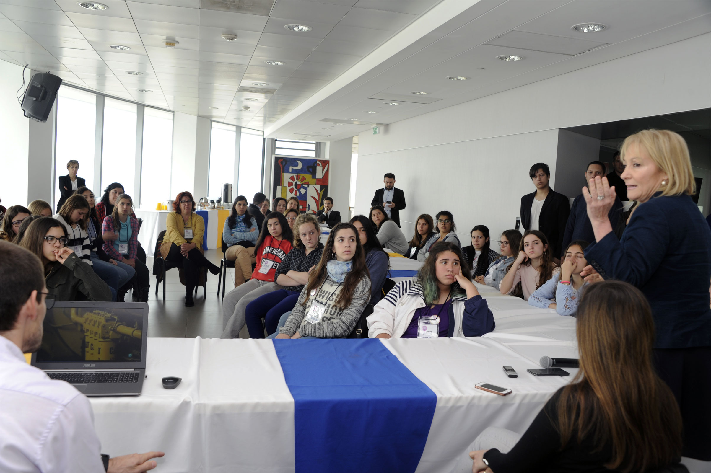 Ministra Carolina Cosse, junto a adolescentes